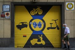 Establecimiento de vehículos eléctricos cerrado en Barcelona.
