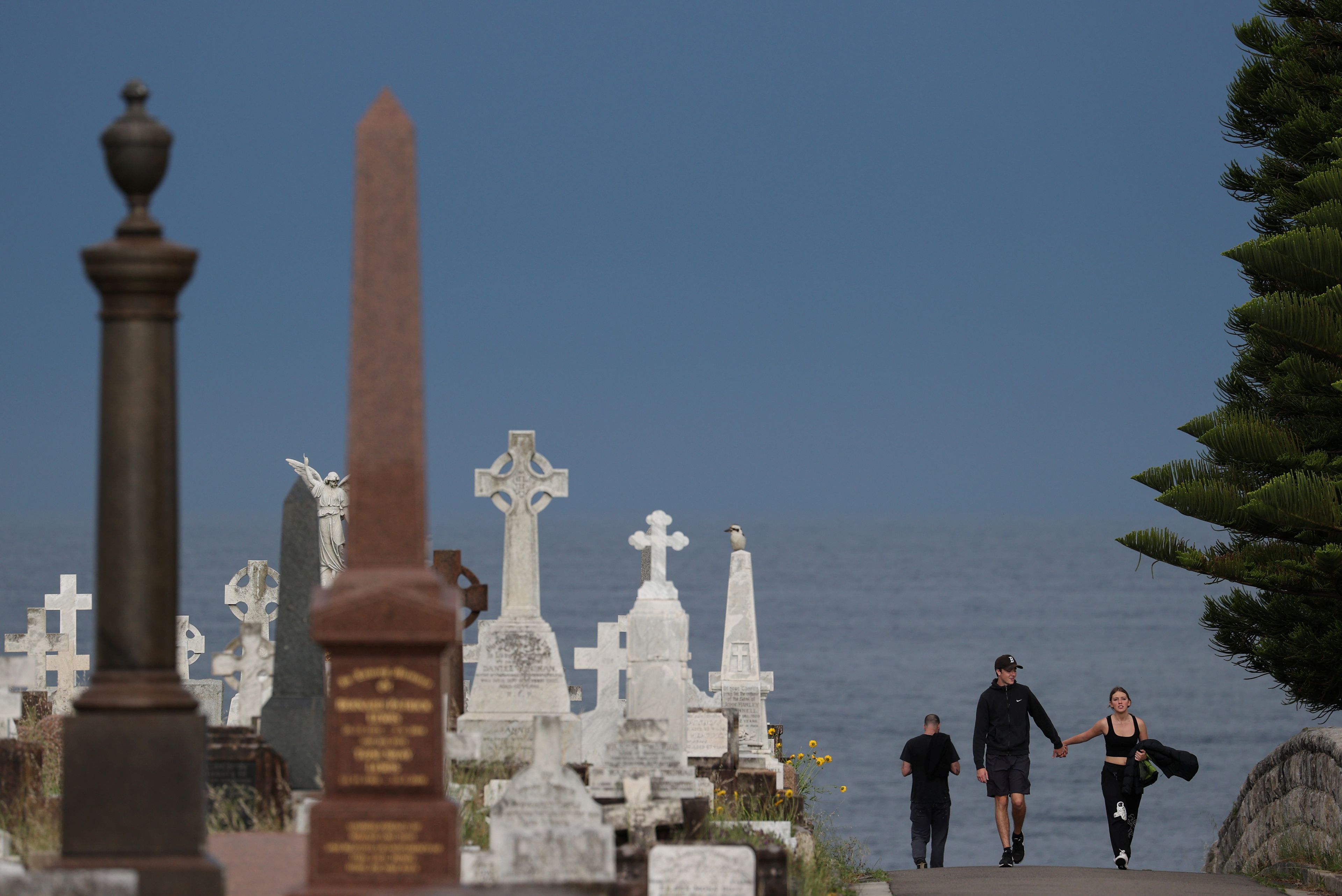 Familia paseando en un cementerio
