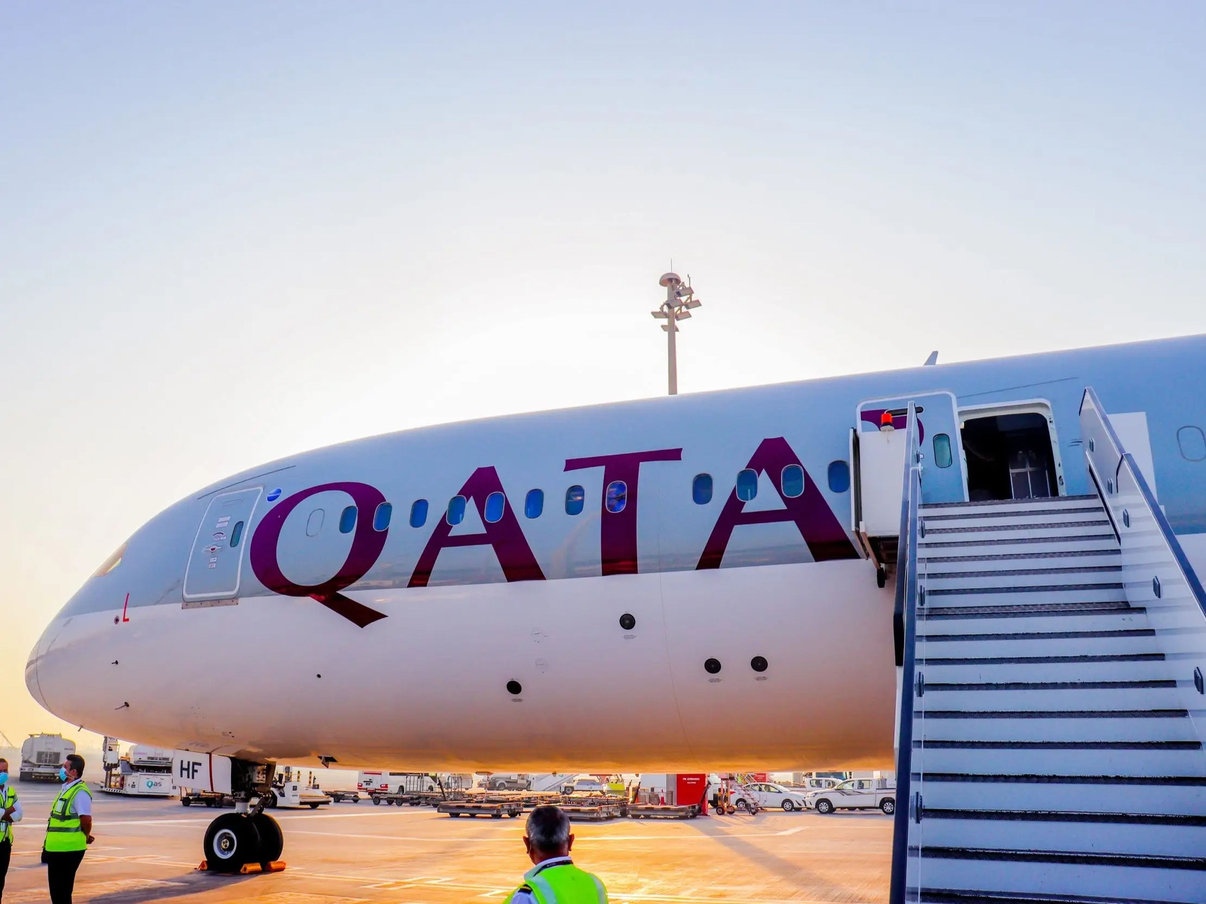 Volando con Qatar Airways desde Madrid, España a Doha, Qatar.
