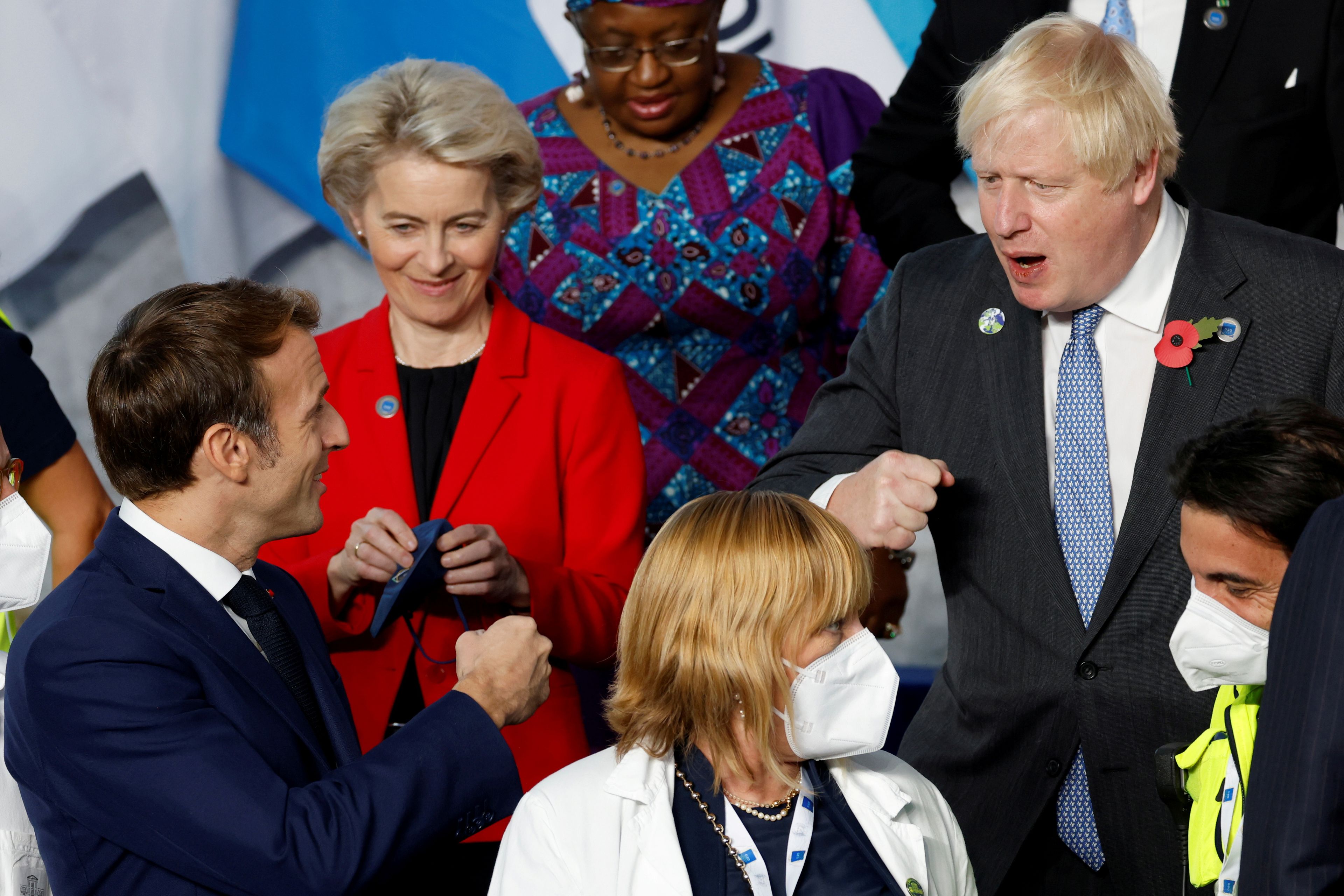 El presidente de Francia Emmanuel Macron saluda al primer ministro británico Boris Johnson, frente a la atenta mirada de Ursula von der Leyen, presidenta de la Comisión Europea.