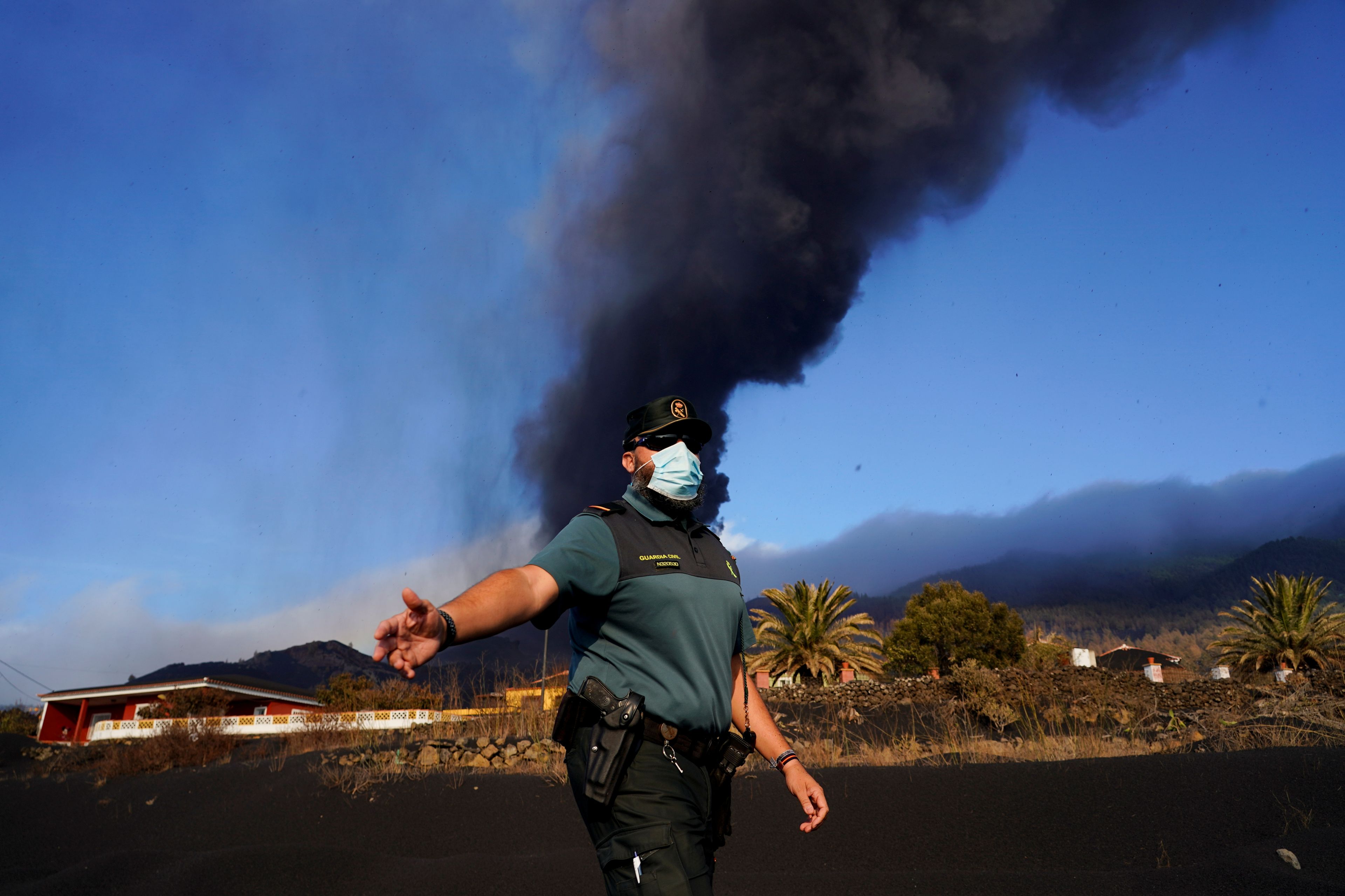 Un Guardia Civil en las zonas desalojadas por el volcán de Cumbre Vieja, en La Palma.