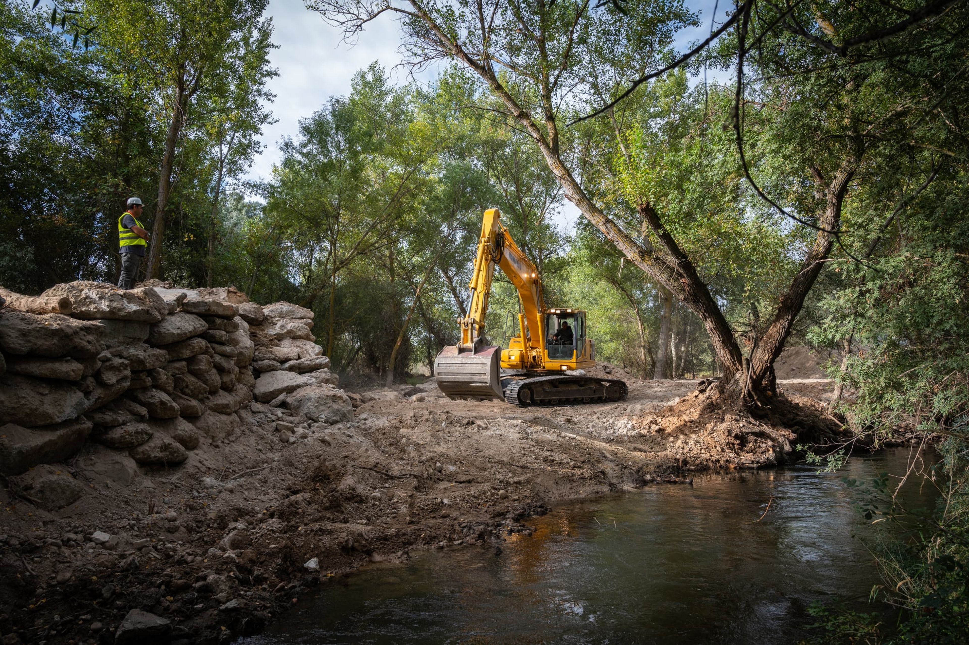Obras en el río Jarama, en Madrid, para eliminar un dique artificial de hormigón.