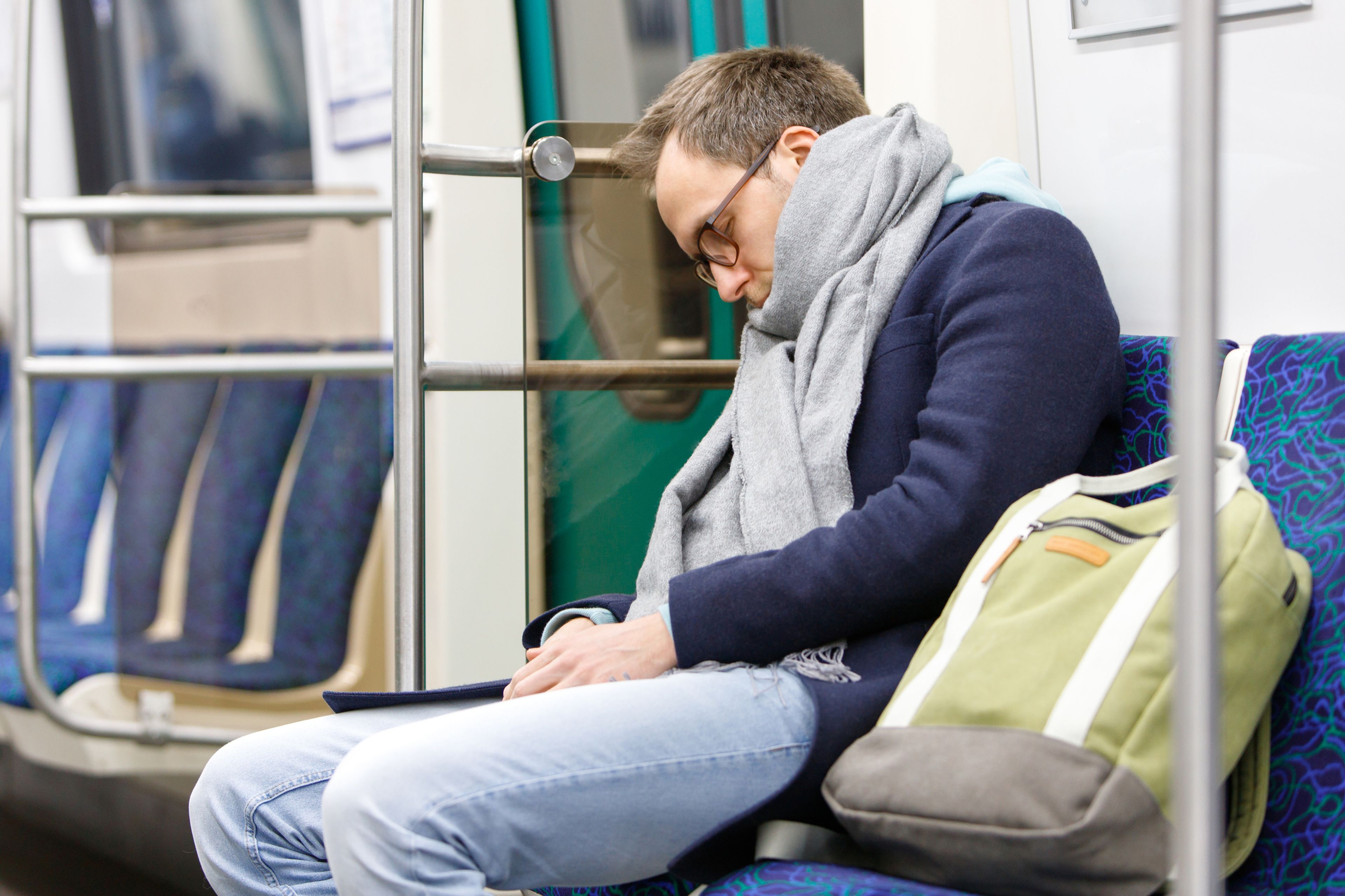 Hombre dormido en el metro.