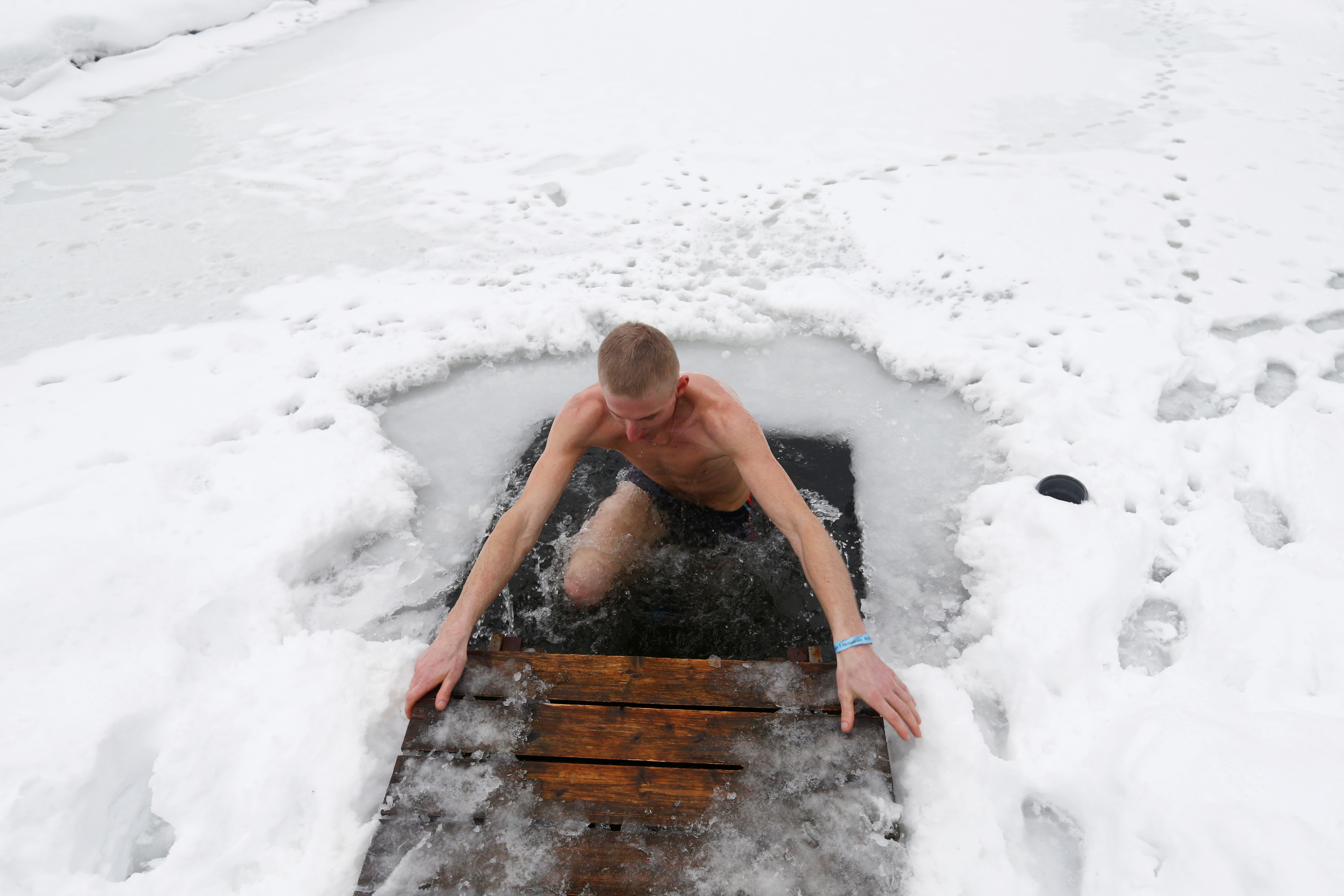 Qué pasa en tu cuerpo cuando te das un baño con hielo, según experto? 