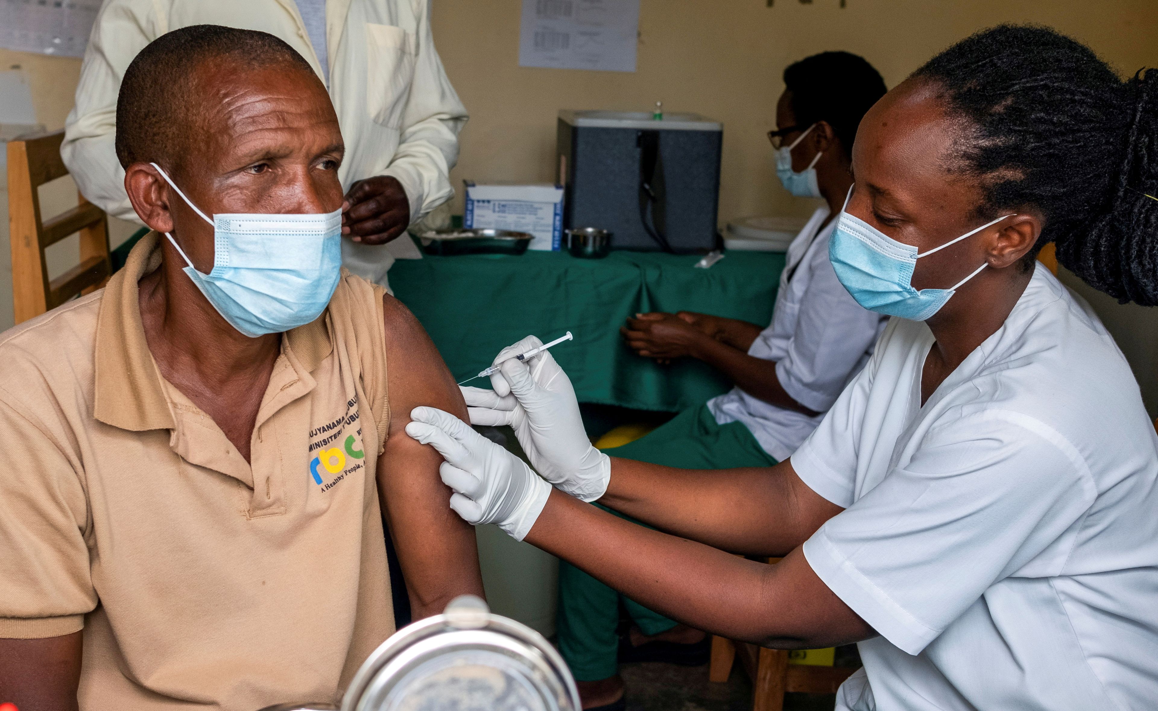 Un hombre se vacuna en Ruanda