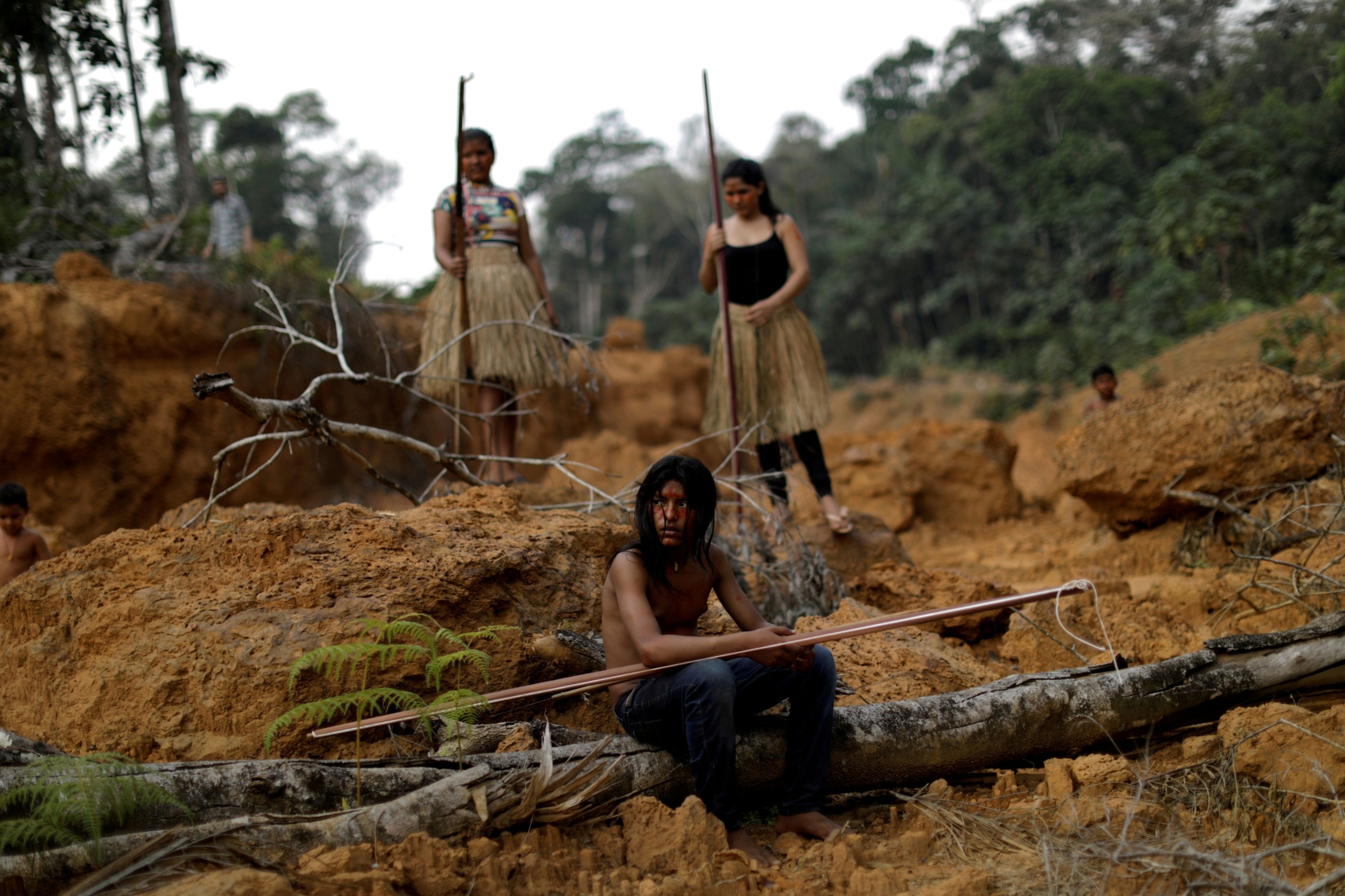 Los indígenas de la tribu Mura muestran un área deforestada en tierras indígenas sin marcar, dentro de la selva amazónica cerca de Humaita.