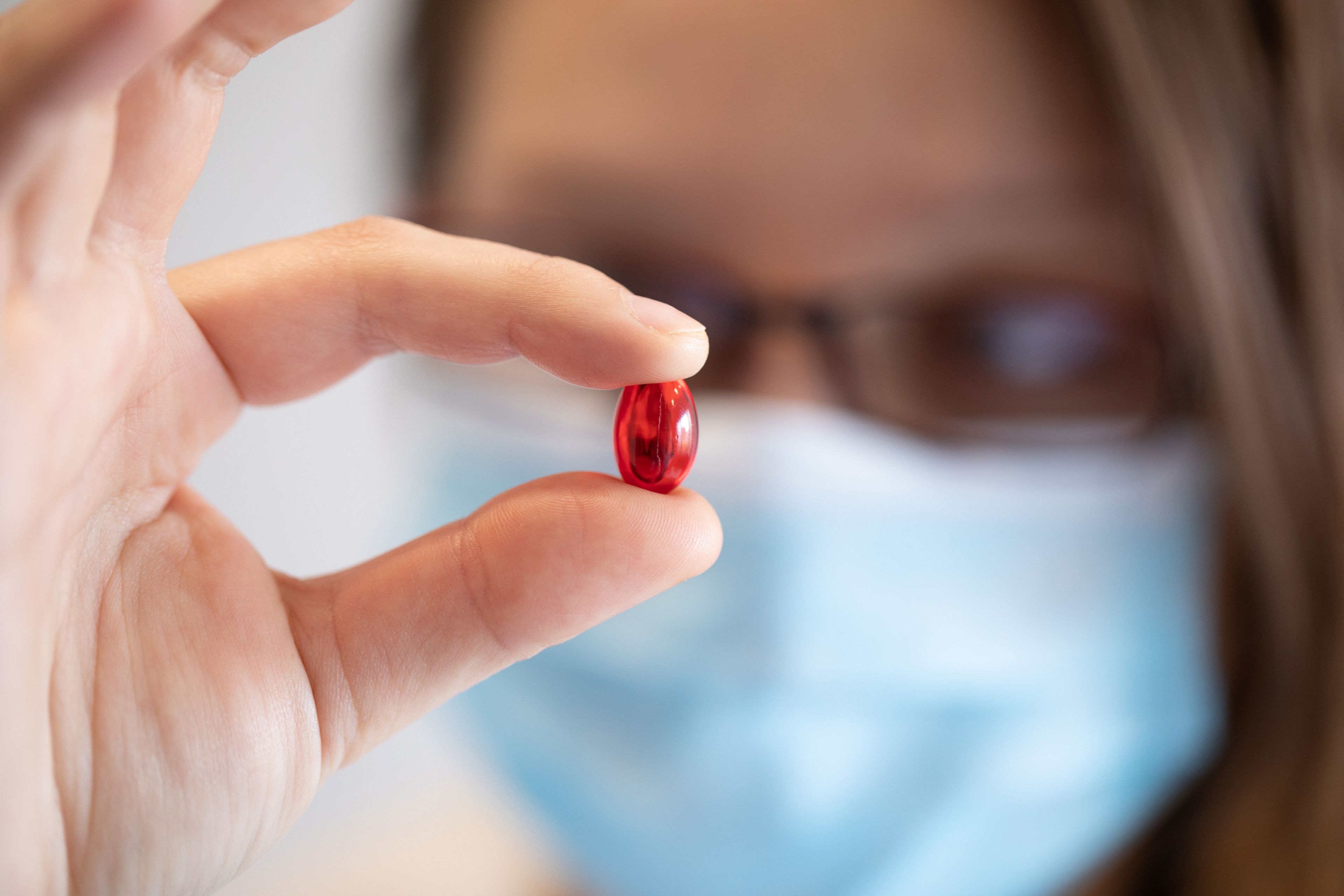 Una investigadora con una pastilla en la mano
