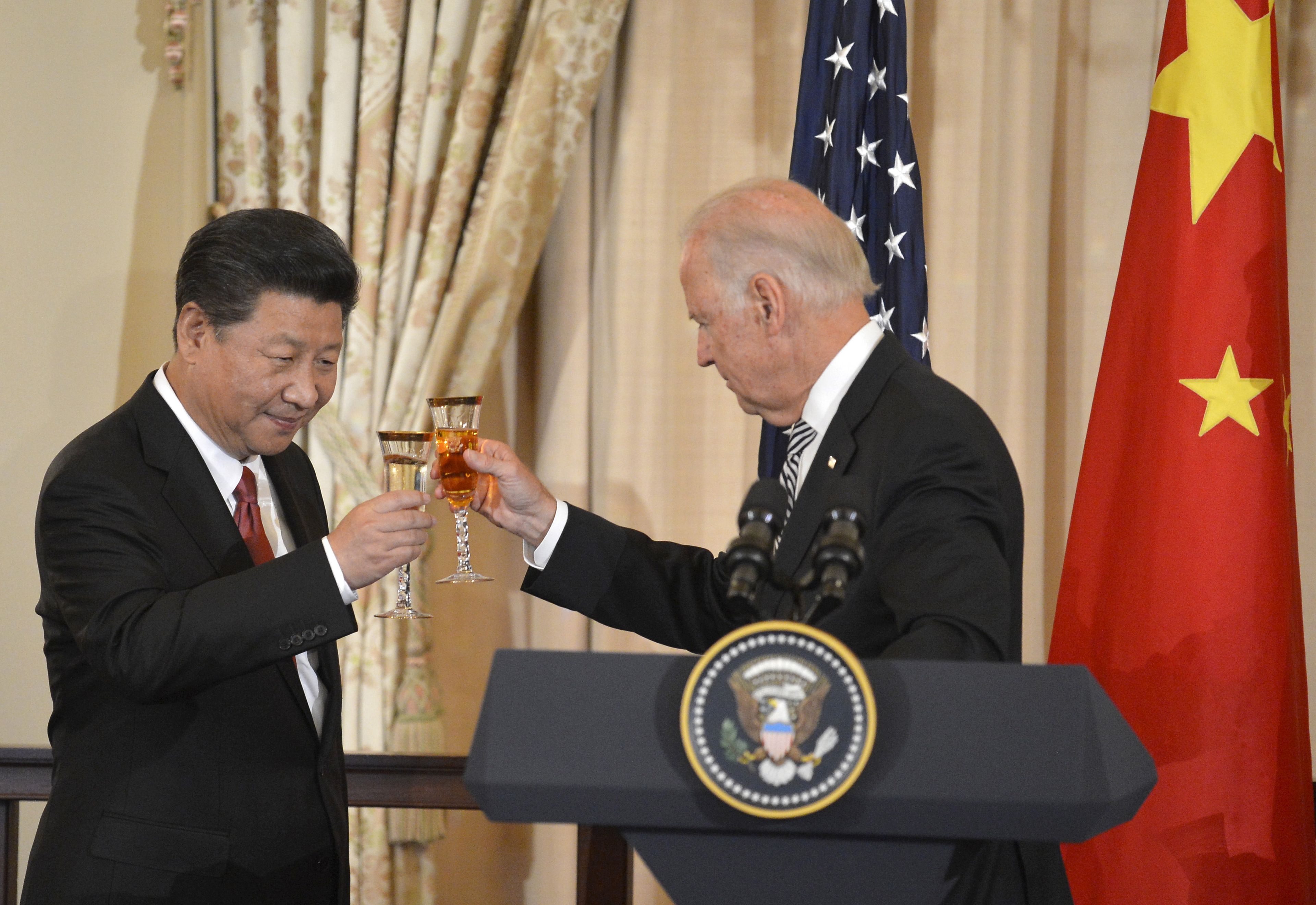 Mientras el presidente Xi Jinping pone freno a las empresas con fines de lucro, el presidente Joe Biden ha dejado claro que Estados Unidos, en palabras de su representante comercial, "defenderá a ultranza sus intereses económicos".