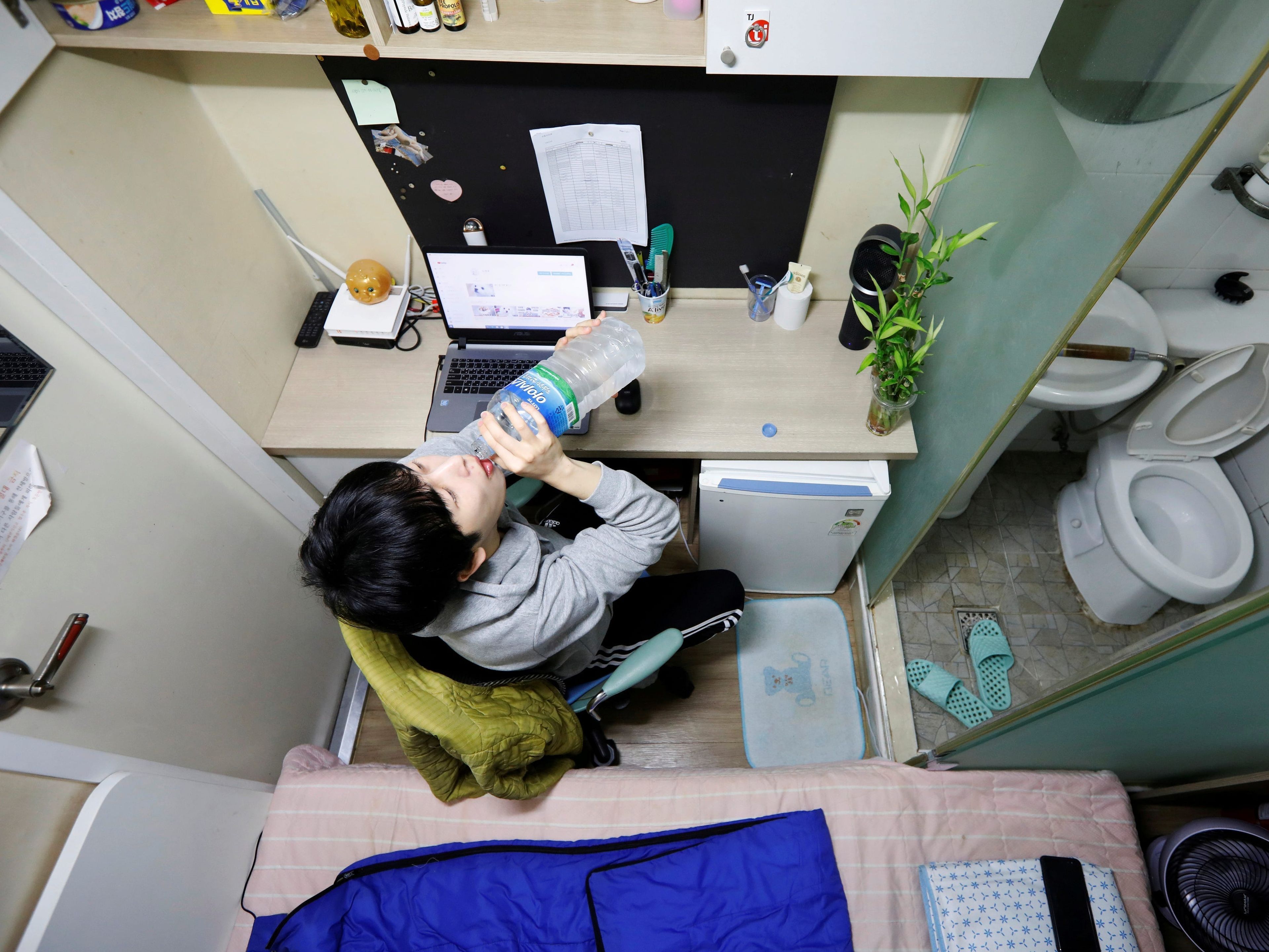 Muchos jóvenes surcoreanos no pueden permitirse el pago de un apartamento de alquiler, y han recurrido a vivir en goshiwons, habitaciones tipo dormitorio que pueden tener entre 3 y 5 m2.