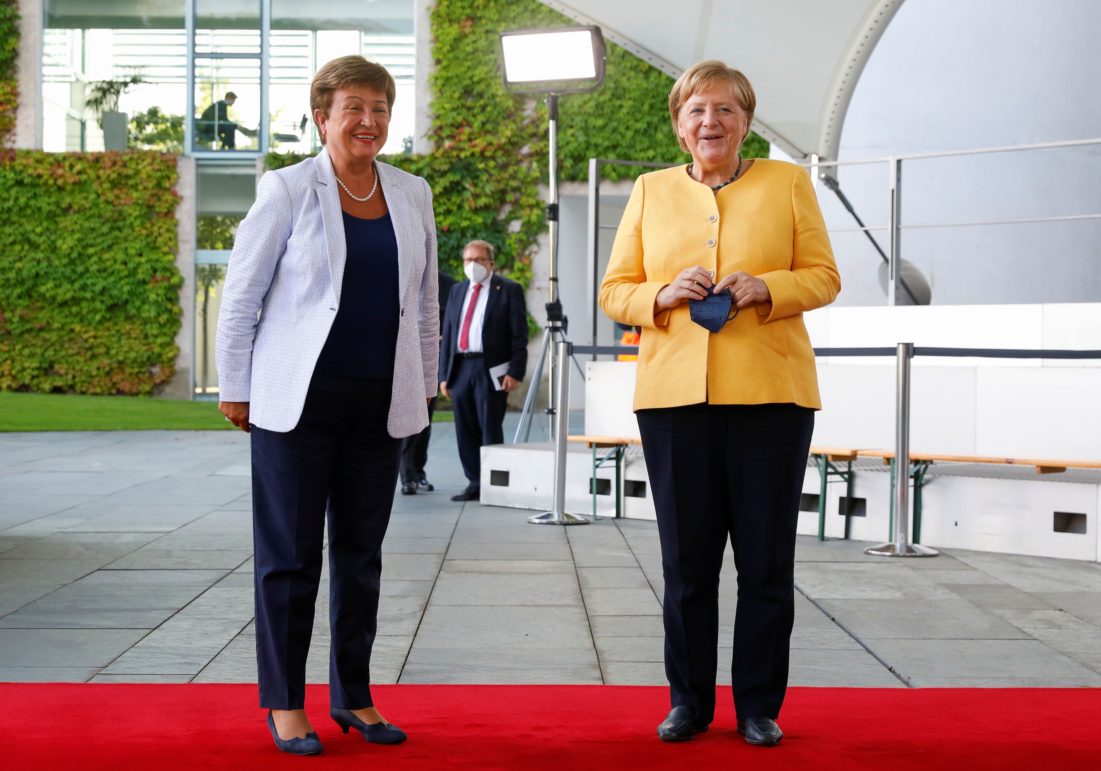 A la izquierda, la directora gerente del FMI, Kristalina Georgieva, junto con la aún canciller alemana, Angela Merkel.