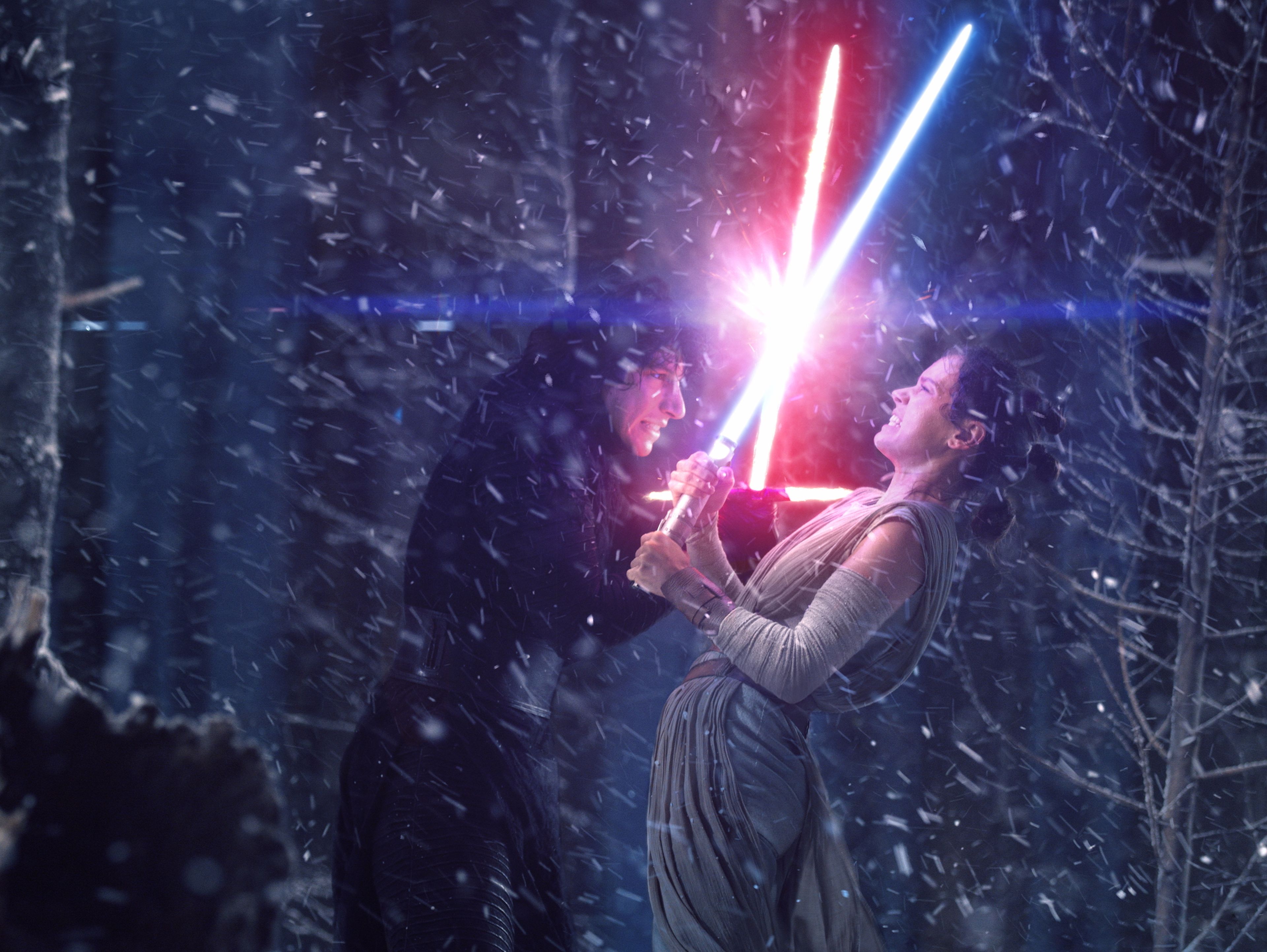 Kylo Ren y Rey fighting in 'Star Wars: El Despertar de la Fuerza'.