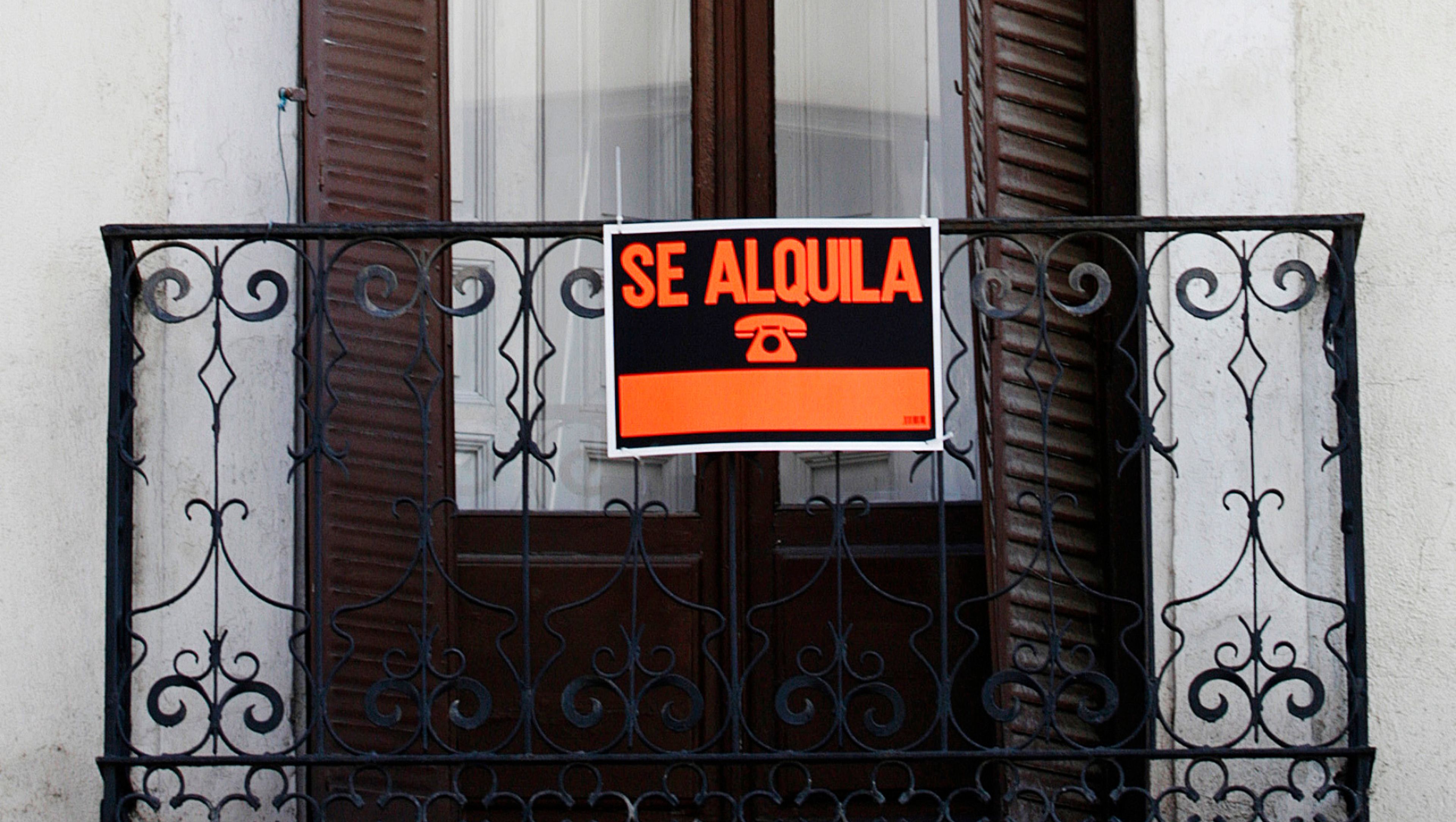 Un letrero anuncia un piso de alquiler en el centro de Madrid