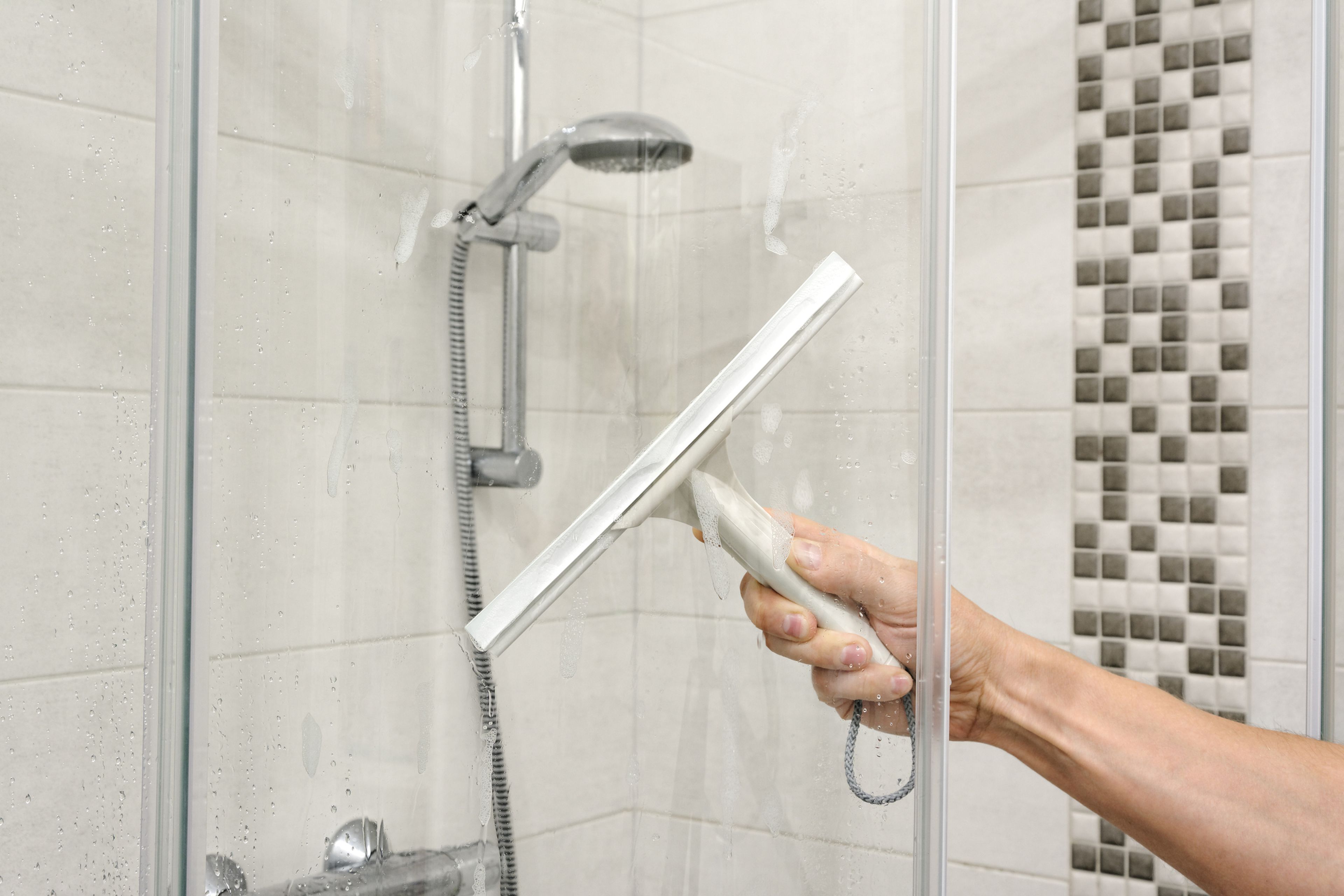 Cómo limpiar la mampara de la ducha para que brille sin mucho