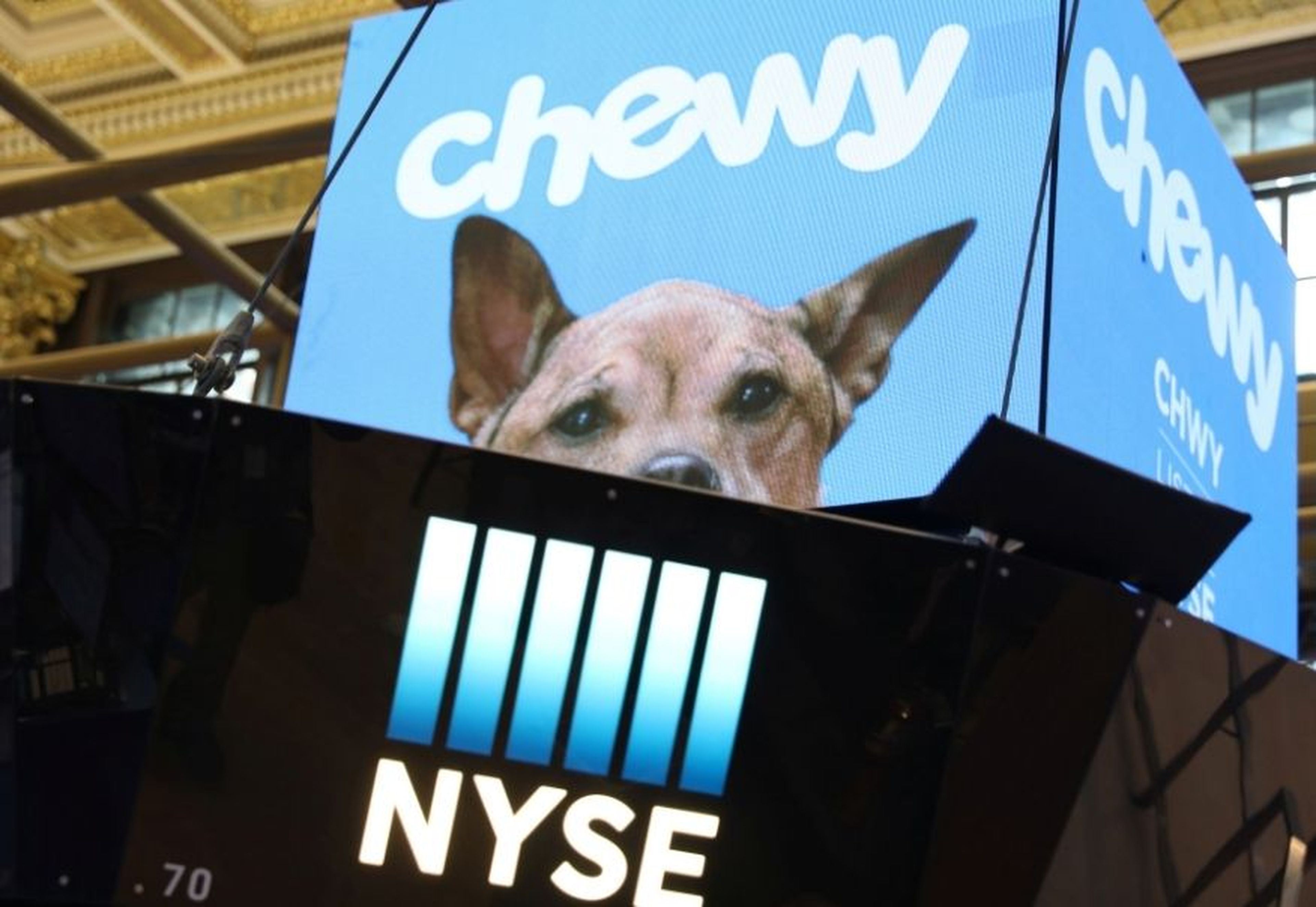 El logo de Chewy en la Bolsa de Nueva York.