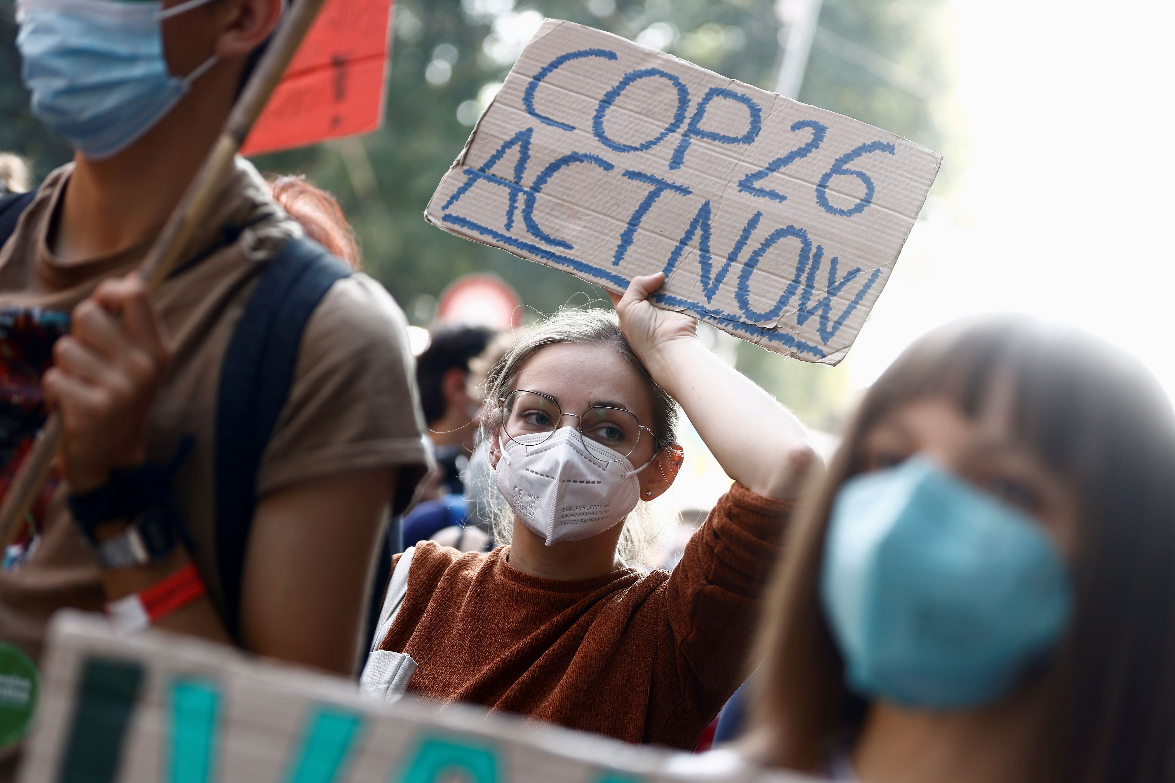 Pancarta que insta a actuar al COP26 durante la Marcha por la justicia climática en Milán (Italia), el 2 de octubre de 2021.