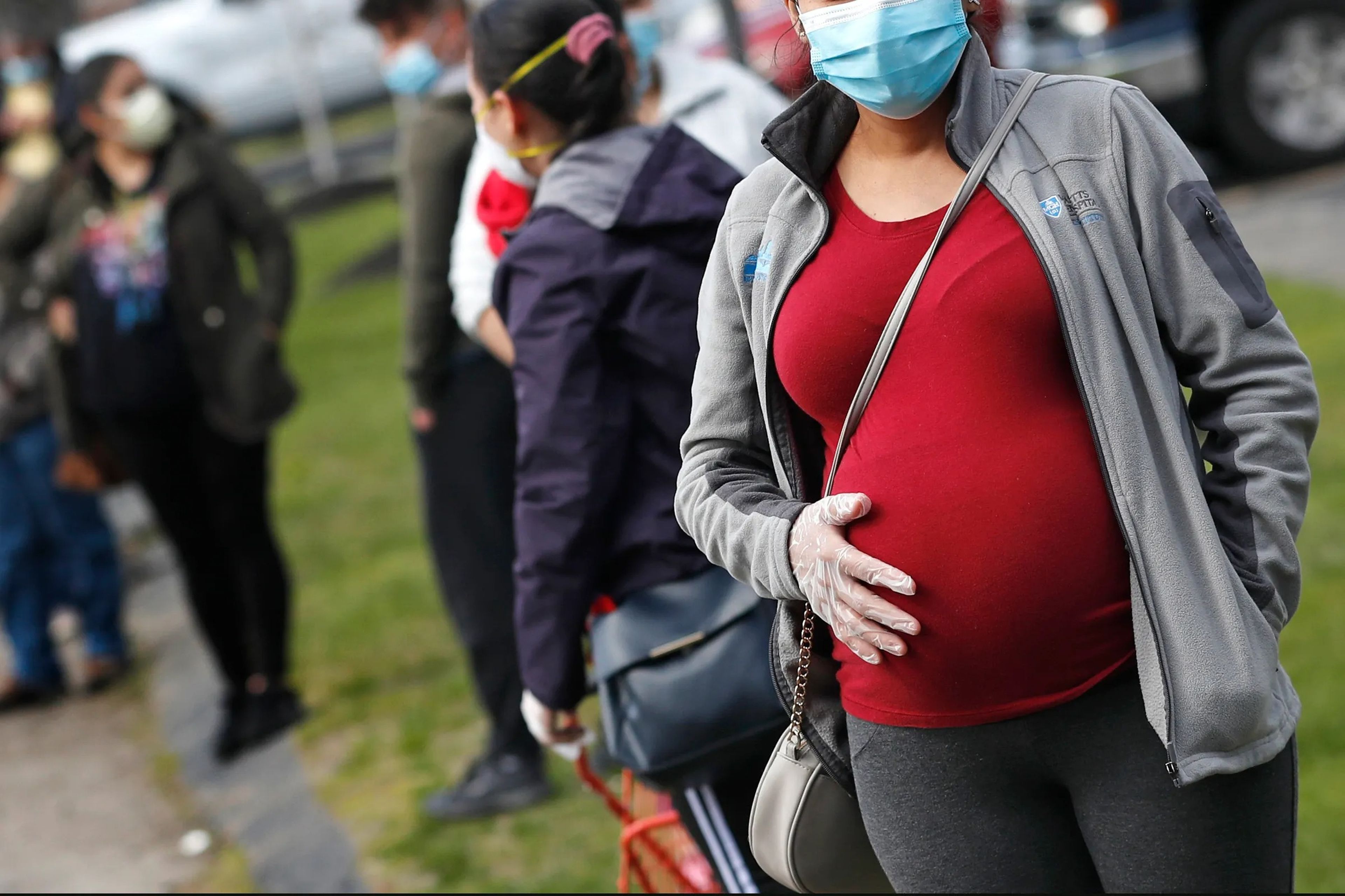Una mujer embarazada con mascarilla al comienzo de la pandemia del COVID-19.