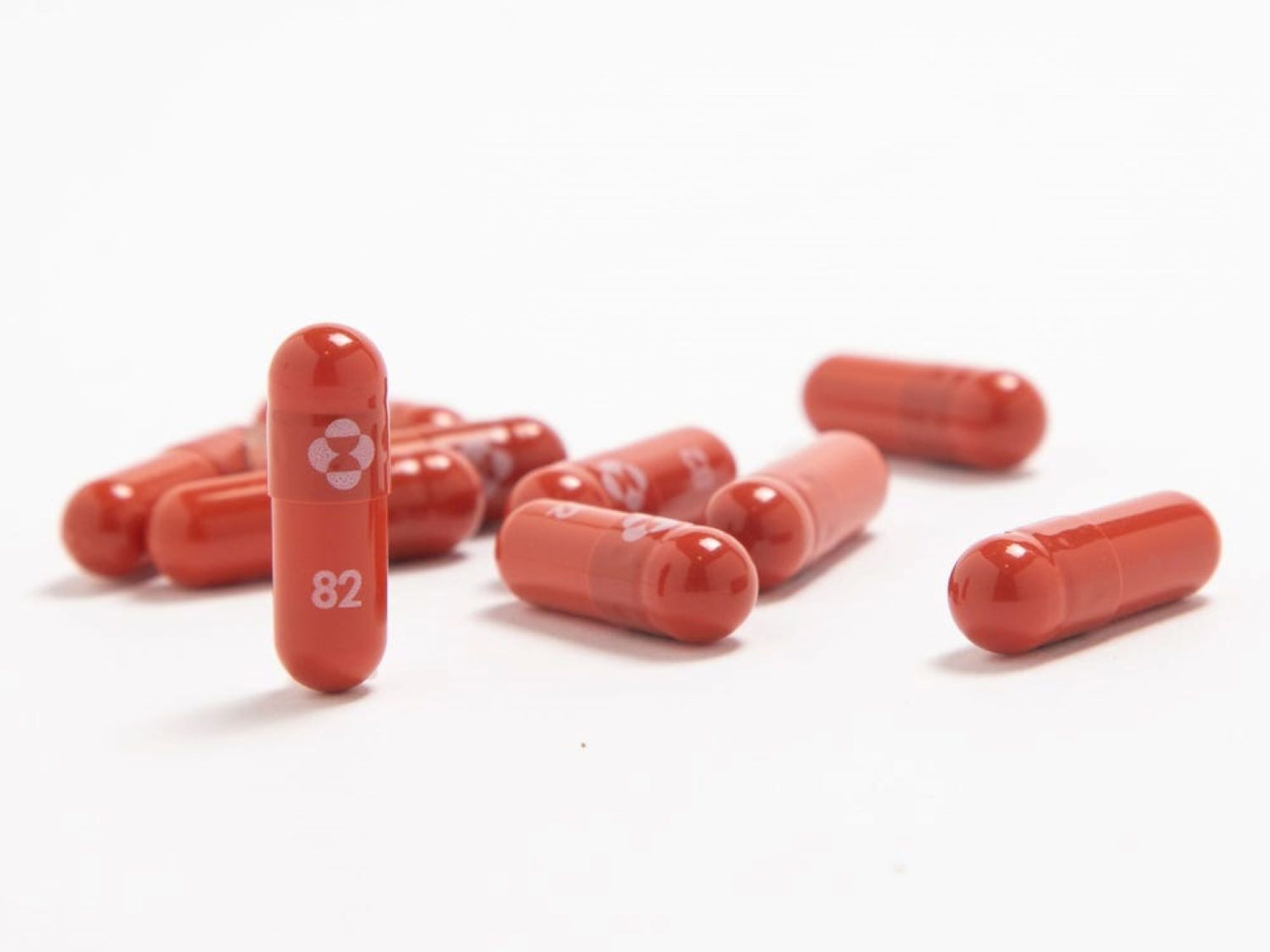 Merck pedirá a los reguladores que autoricen la primera píldora antiviral contra el COVID-19, después de que un ensayo muestre que reduce a la mitad el riesgo de hospitalización o muerte