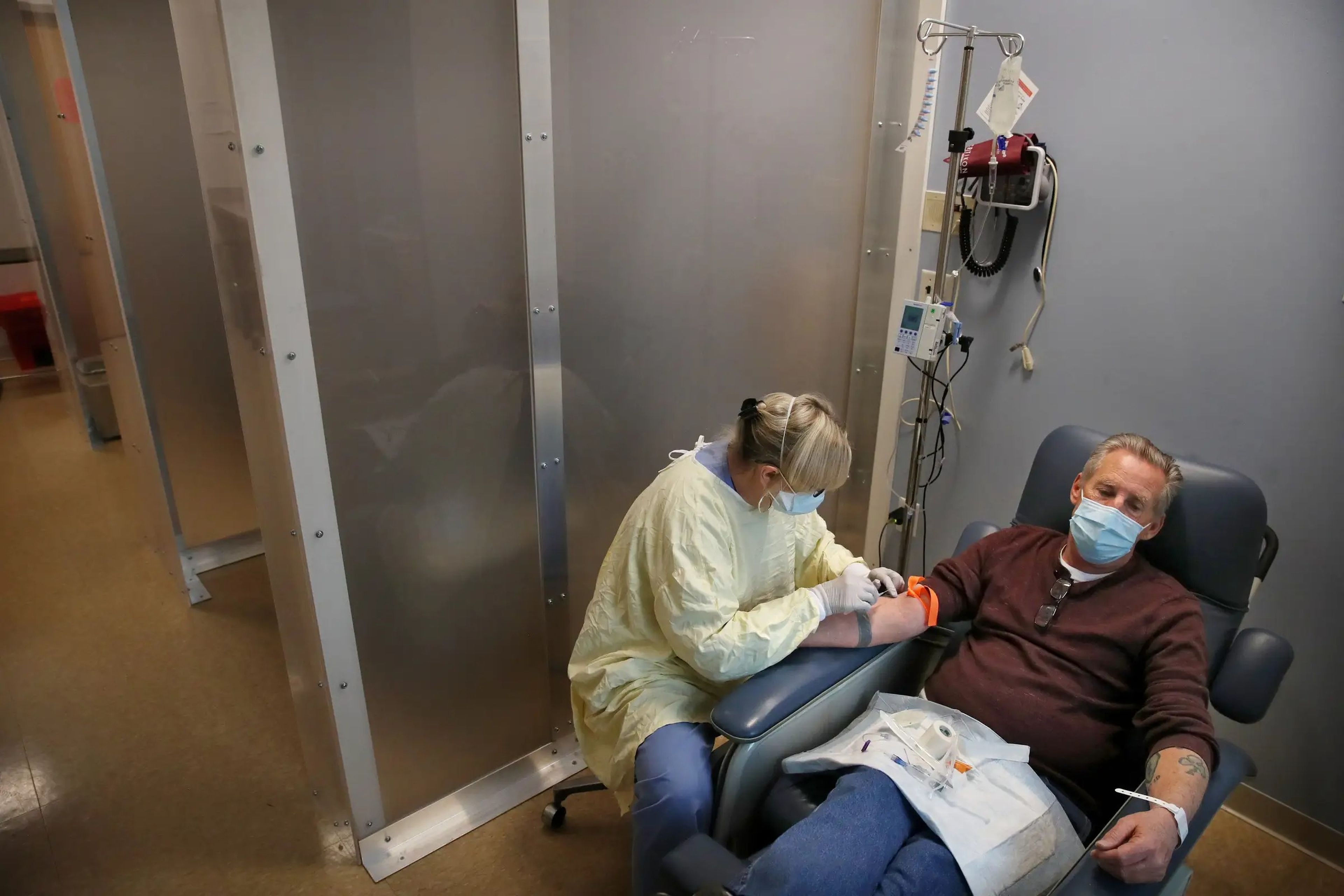 La enfermera Janet Gilleran se prepara para tratar al paciente con coronavirus Mike Mokler con Bamlanivimab, un anticuerpo monoclonal, en la Clínica de Infecciones Respiratorias del Tufts Medical Center en Boston Massachusetts el 31 de diciembre de 2020.