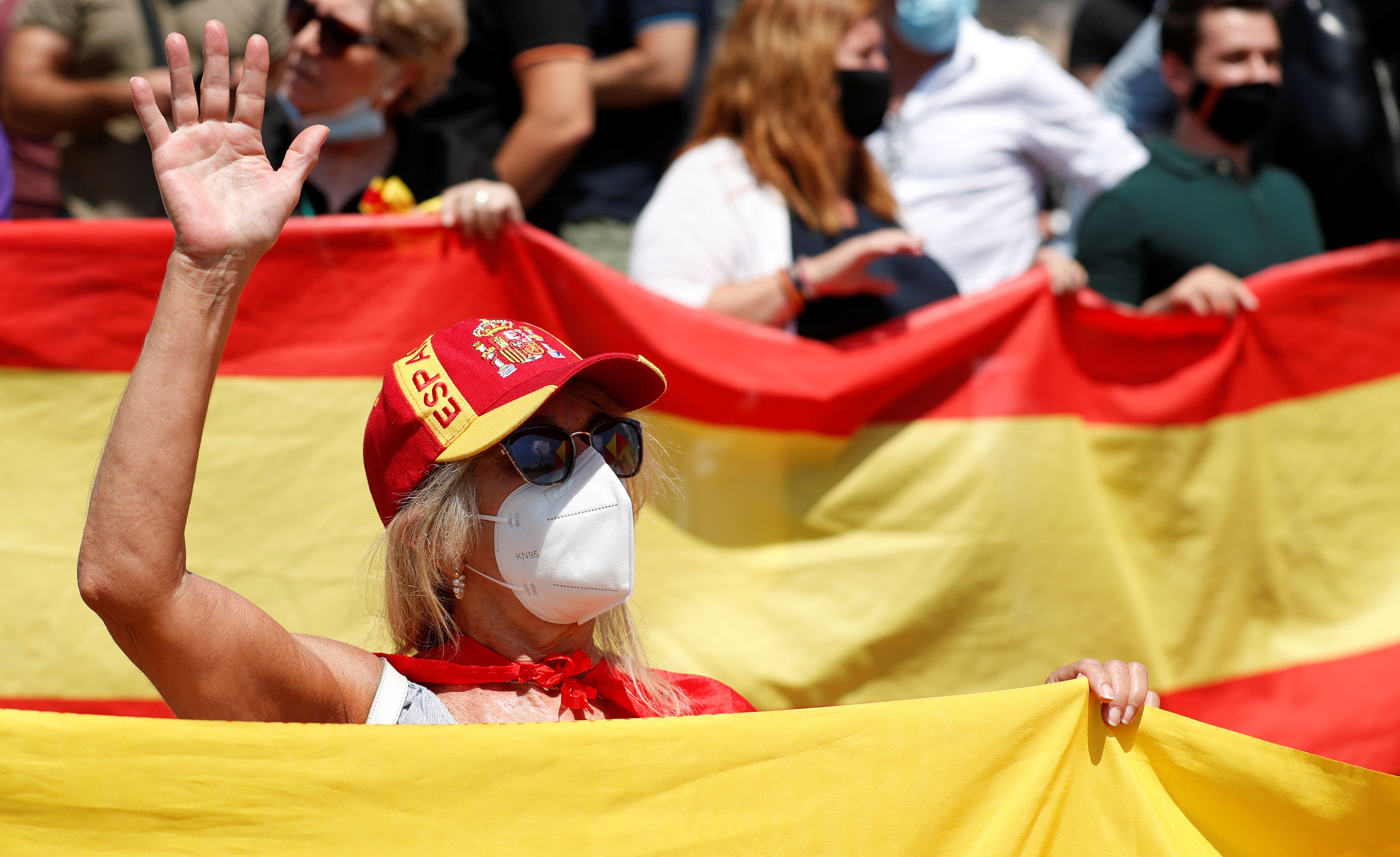 Mujer con la bandera de España.