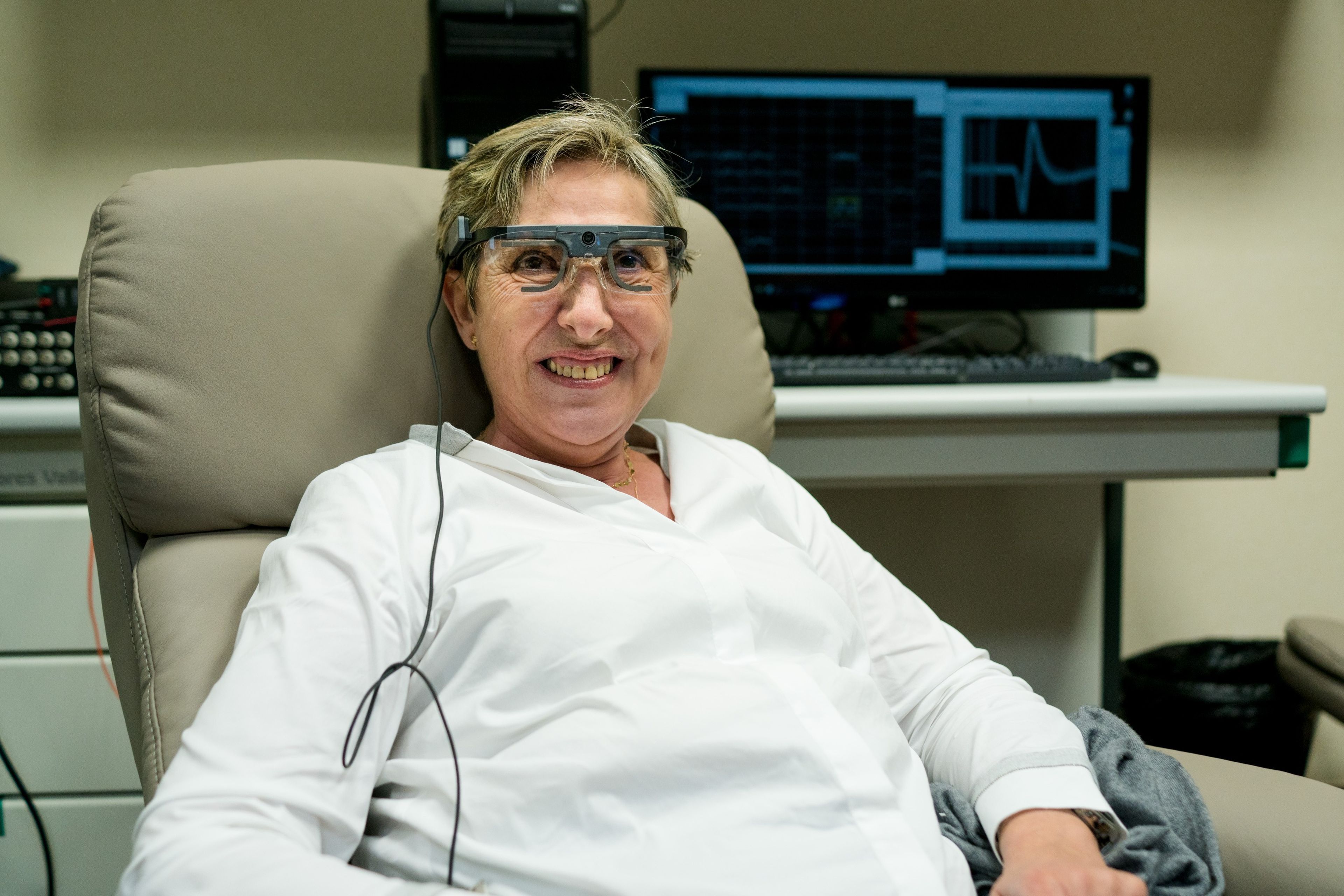 Esta mujer de 57 años con ceguera ha logrado ver siluetas gracias al implante, el primero de este tipo en todo el mundo.