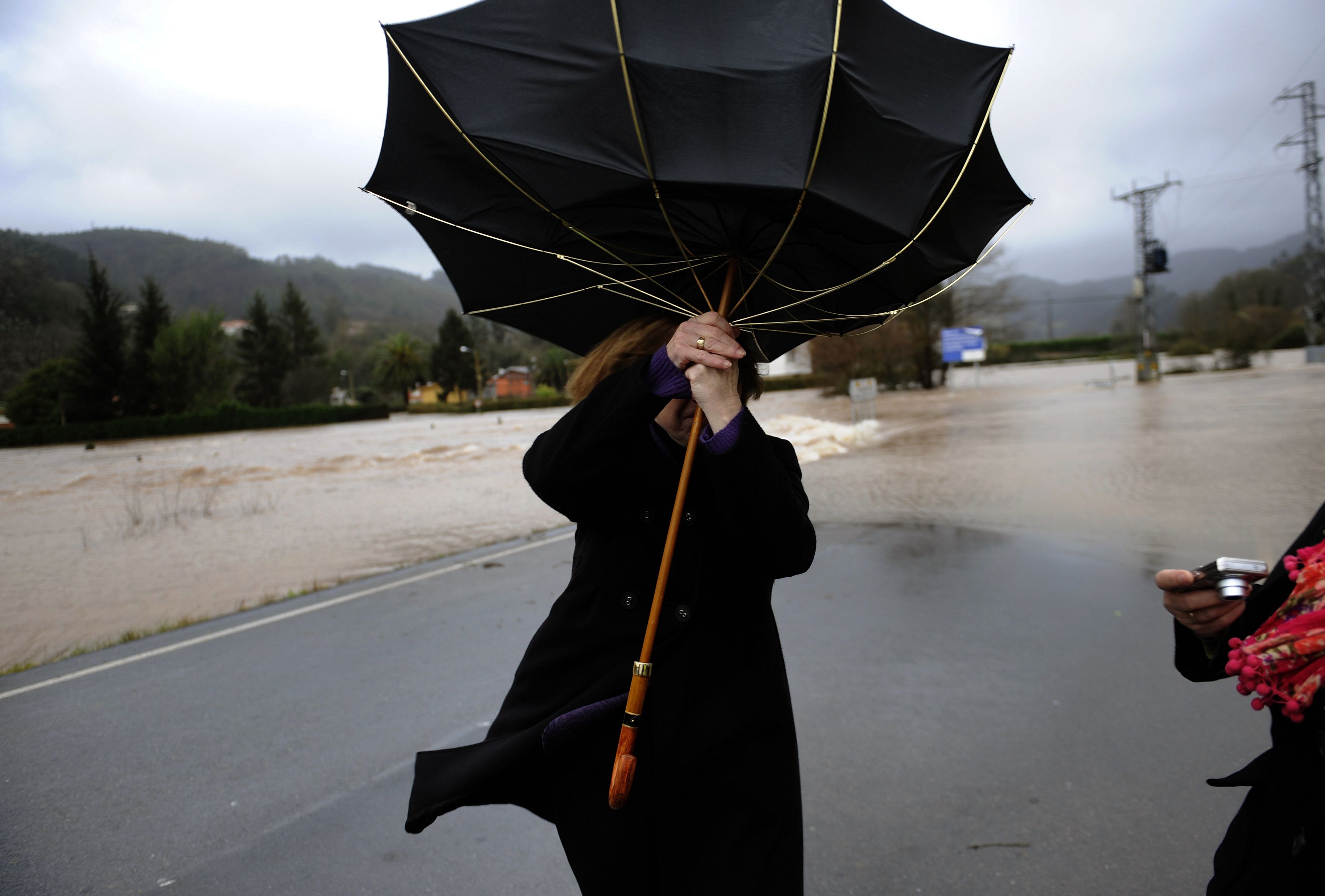 A una mujer se le estropea el paraguas