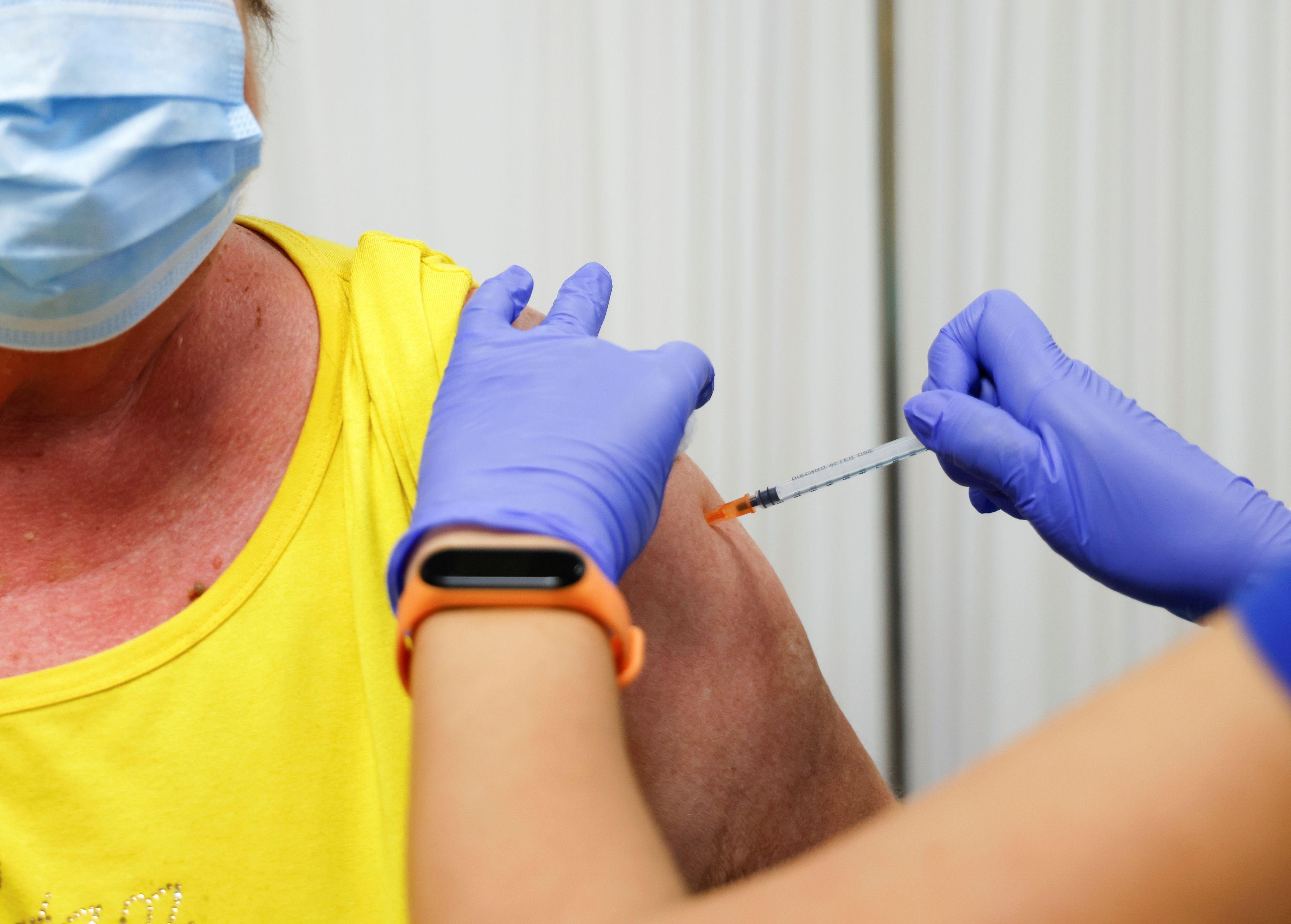 Una mujer se vacuna contra el COVID-19.