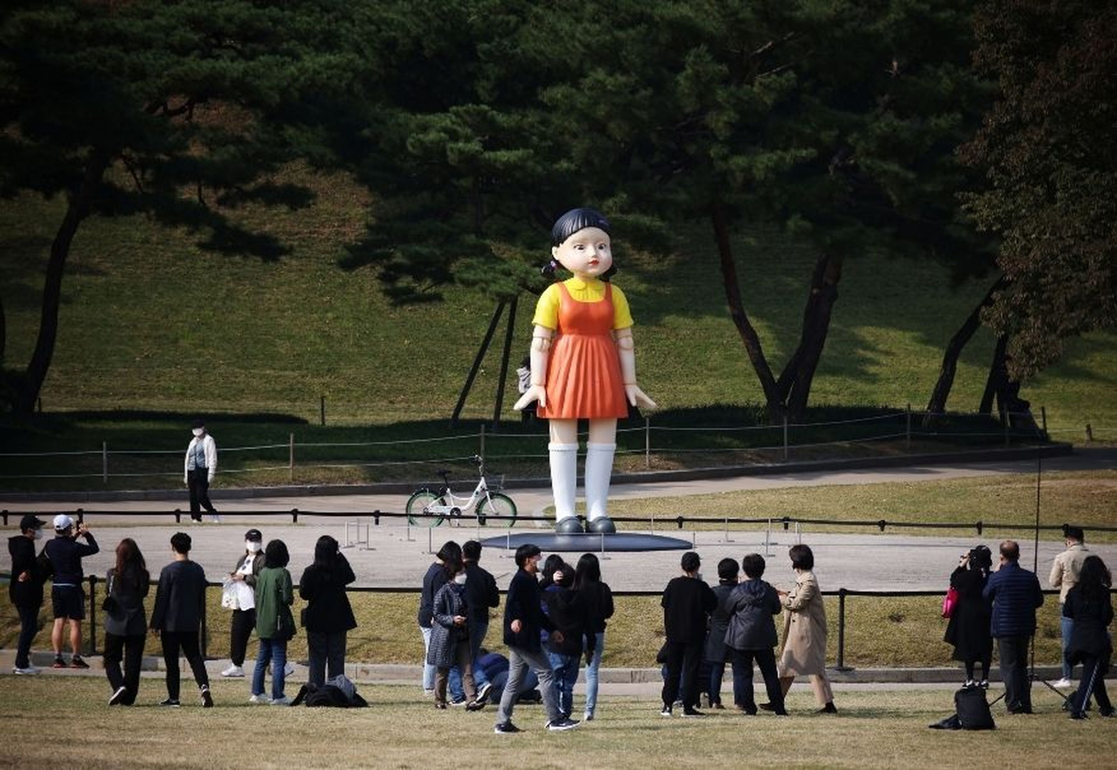 Un muñeco enorme de una niña, inspirado en ‘El juego del calamar’, en un parque de Seúl.