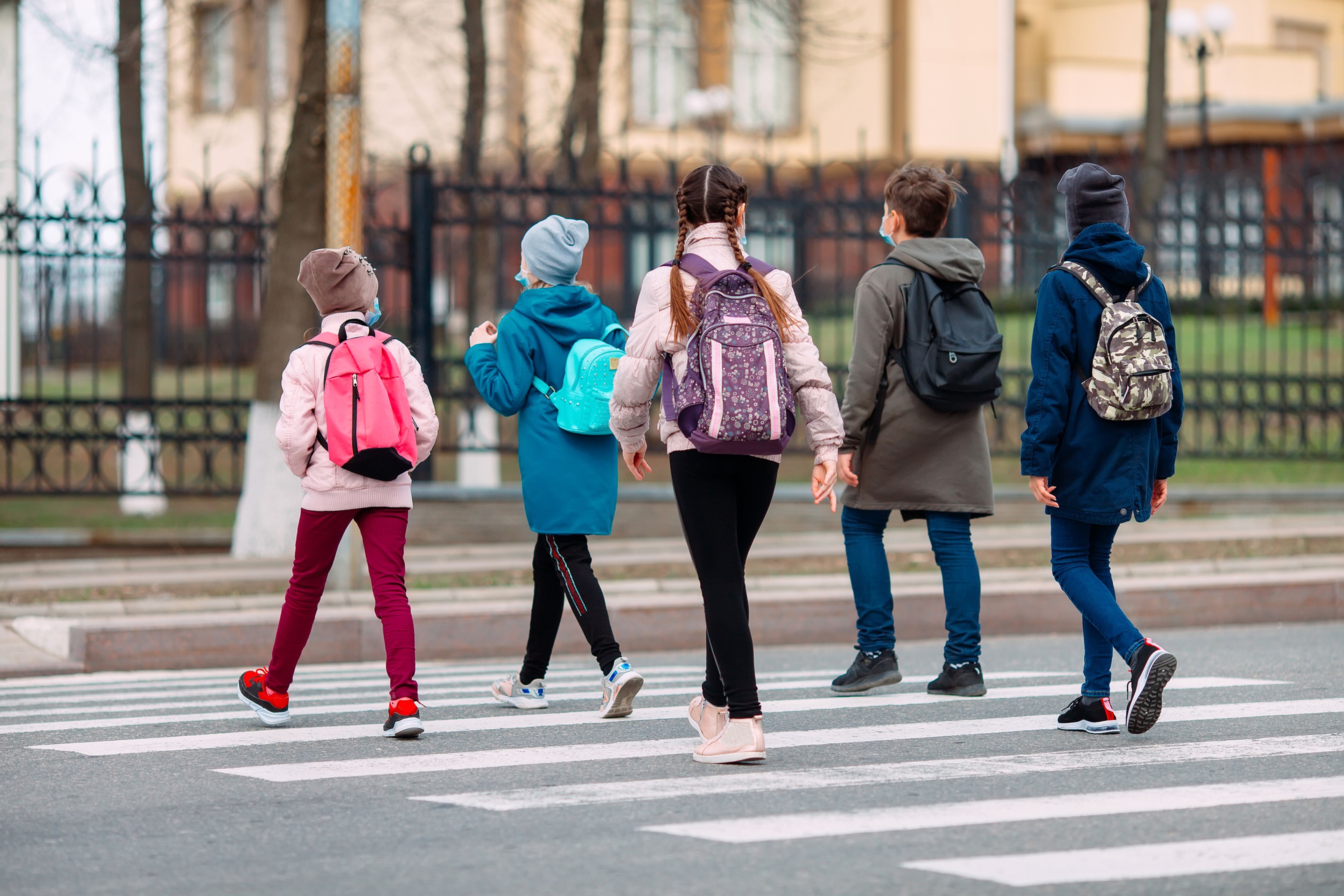 Niños solos cruzando calle
