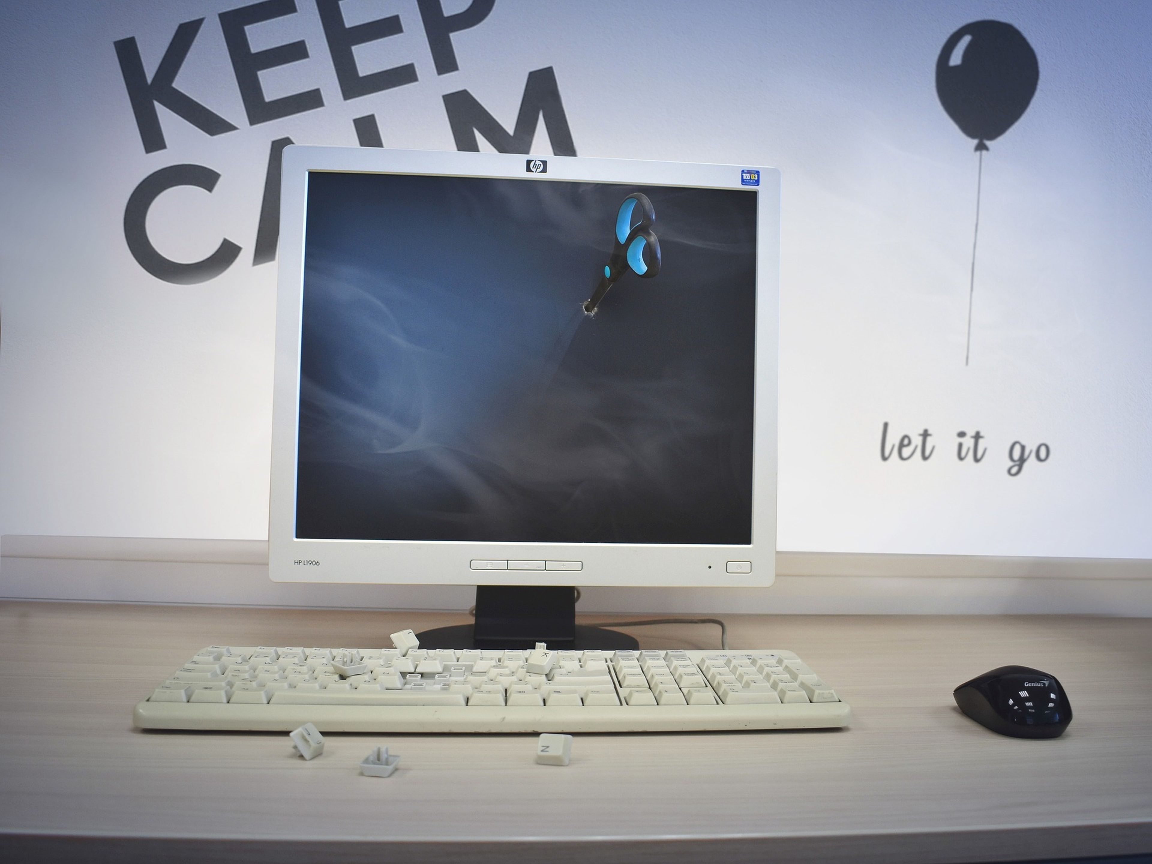 Un ordenador delante de un mensaje de ‘Keep calm’.