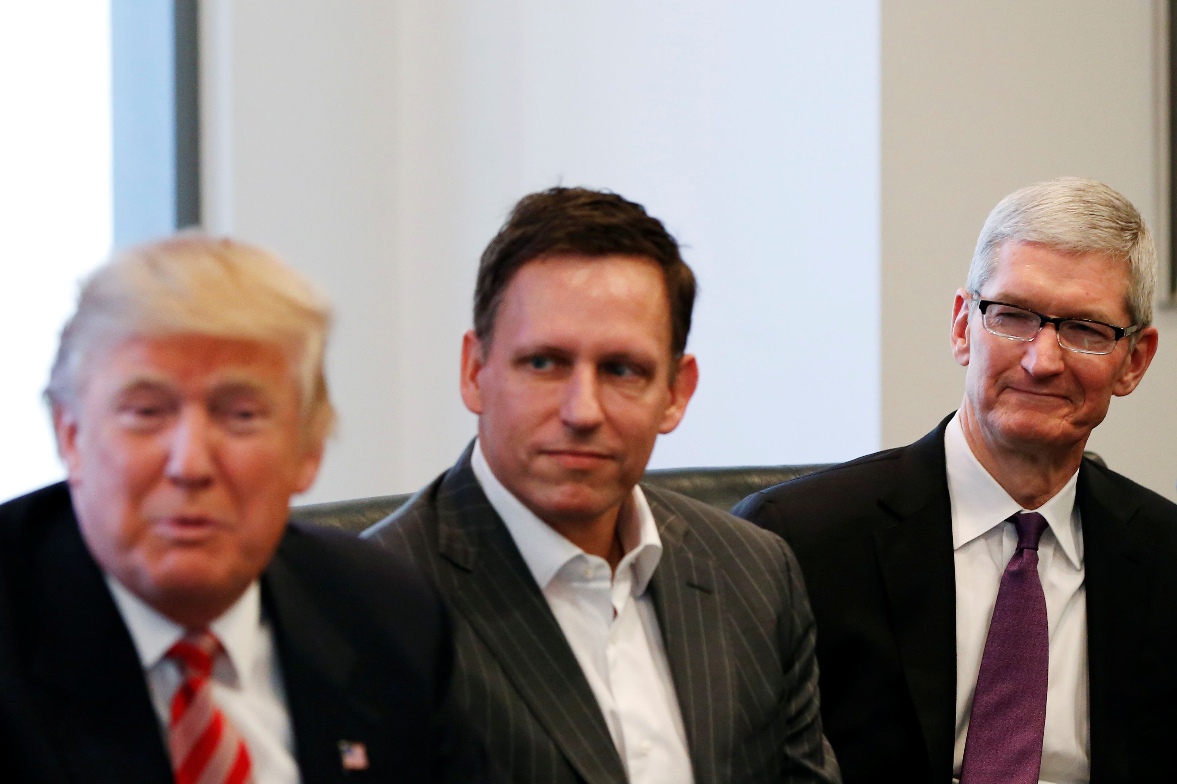 Peter Thiel en el centro, junto con Donald Trump a su izquierda y Tim Cook, CEO de Apple a su derecha.