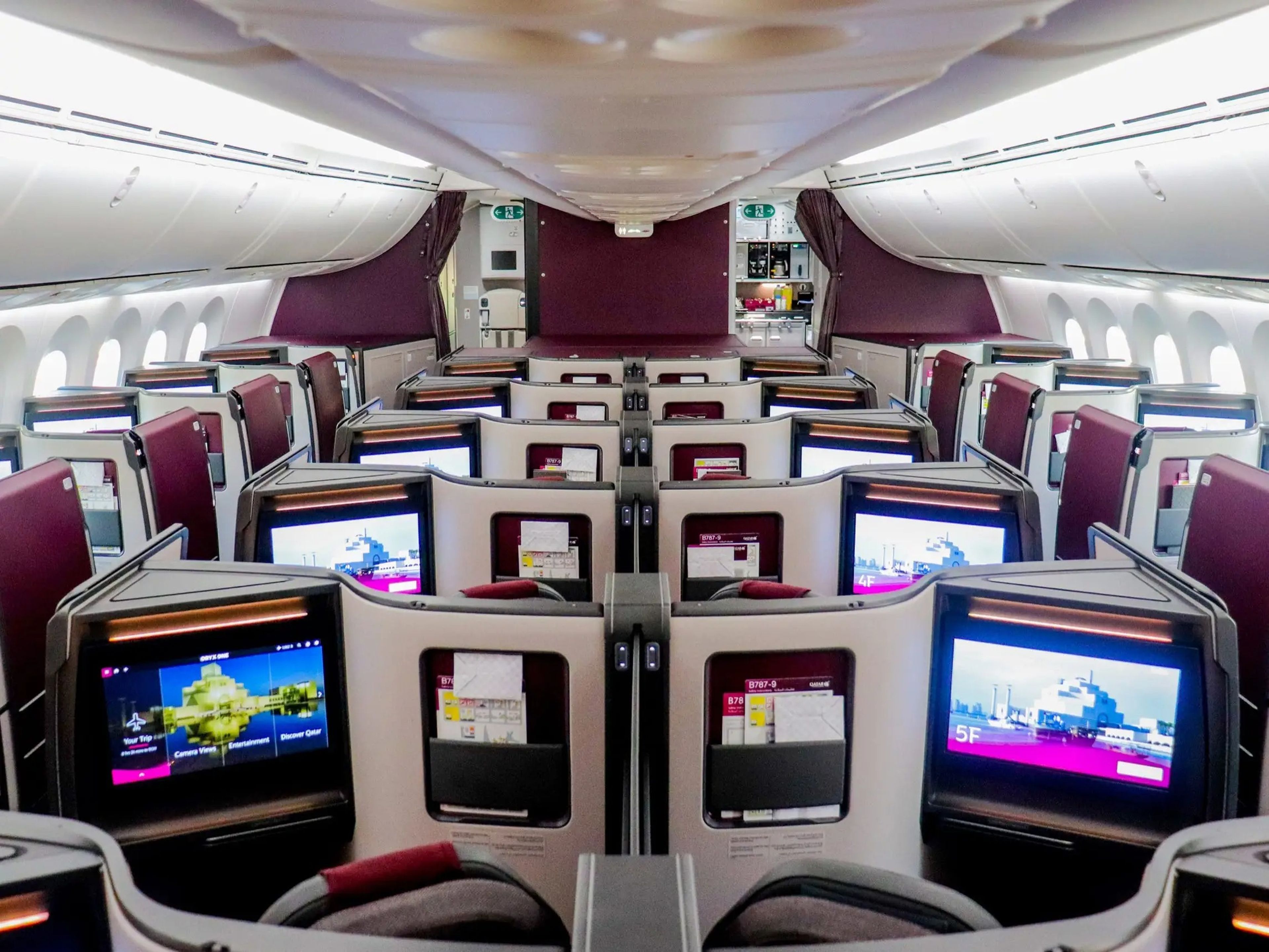 Interior de un Boeing 787-9 Dreamliner de Qatar Airways.