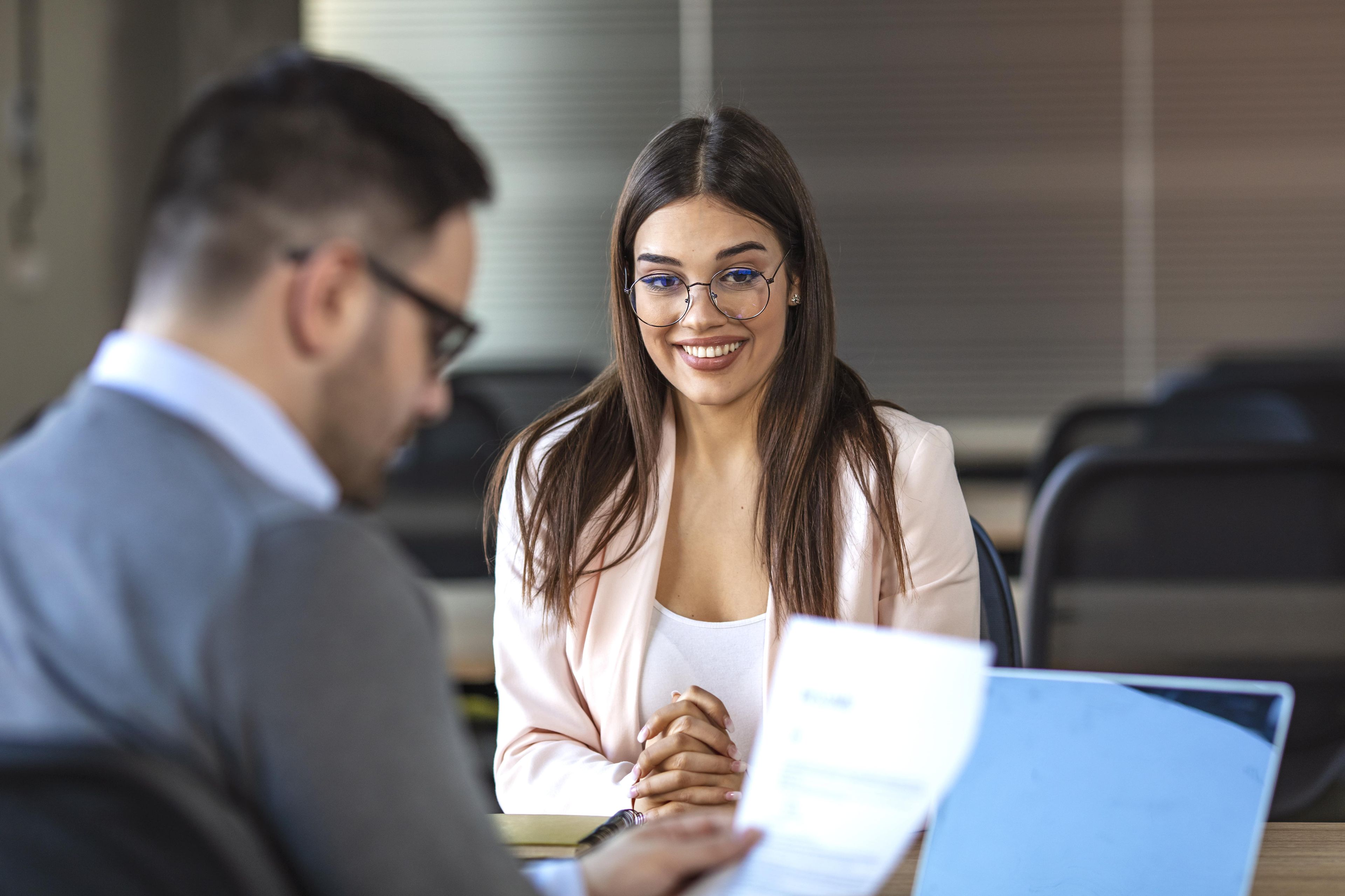 Un reclutador mira un CV durante una entrevista de trabajo