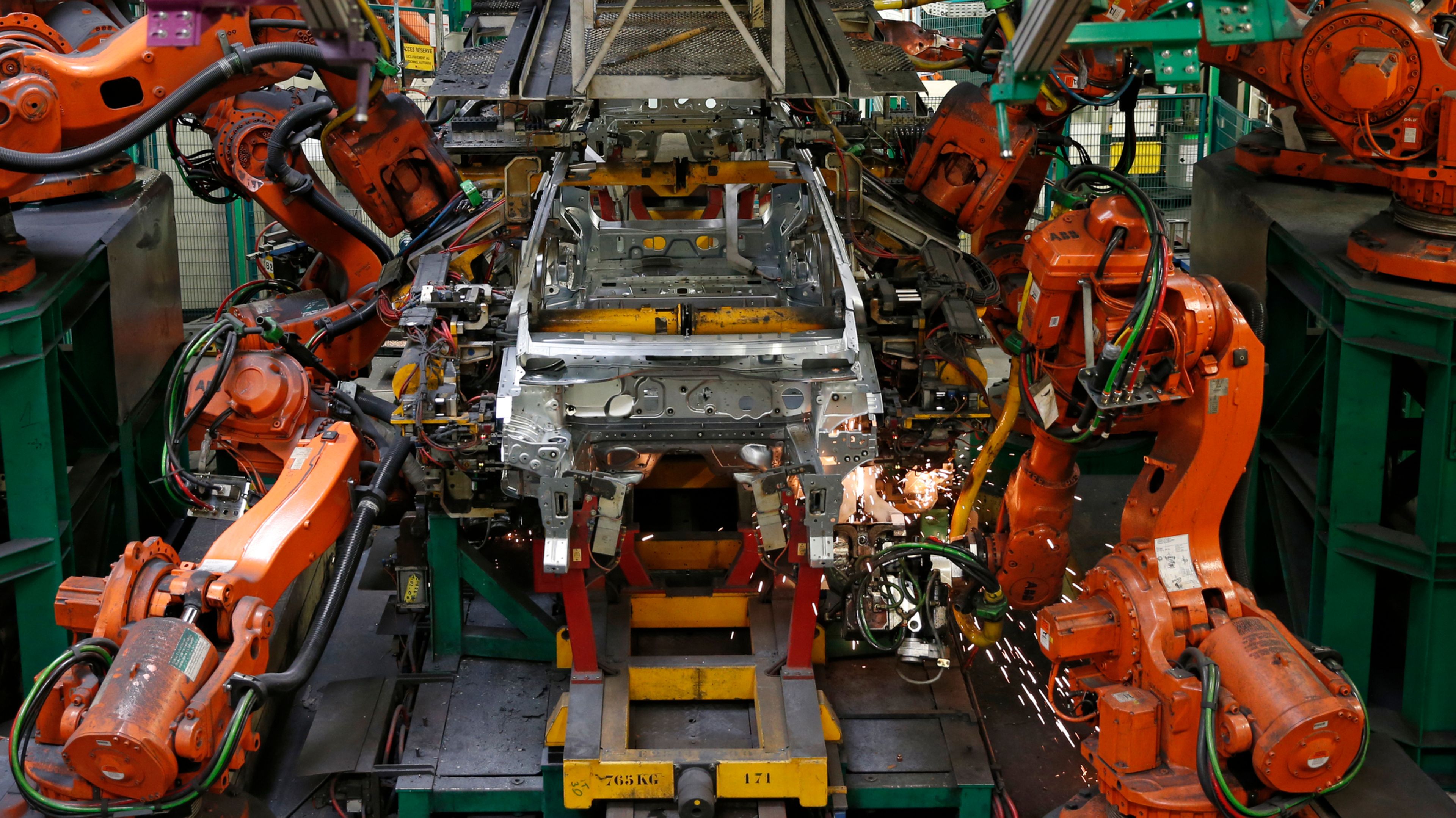 Robots automatizados ensamblan un vehículo en una fábrica de Nissan en Francia