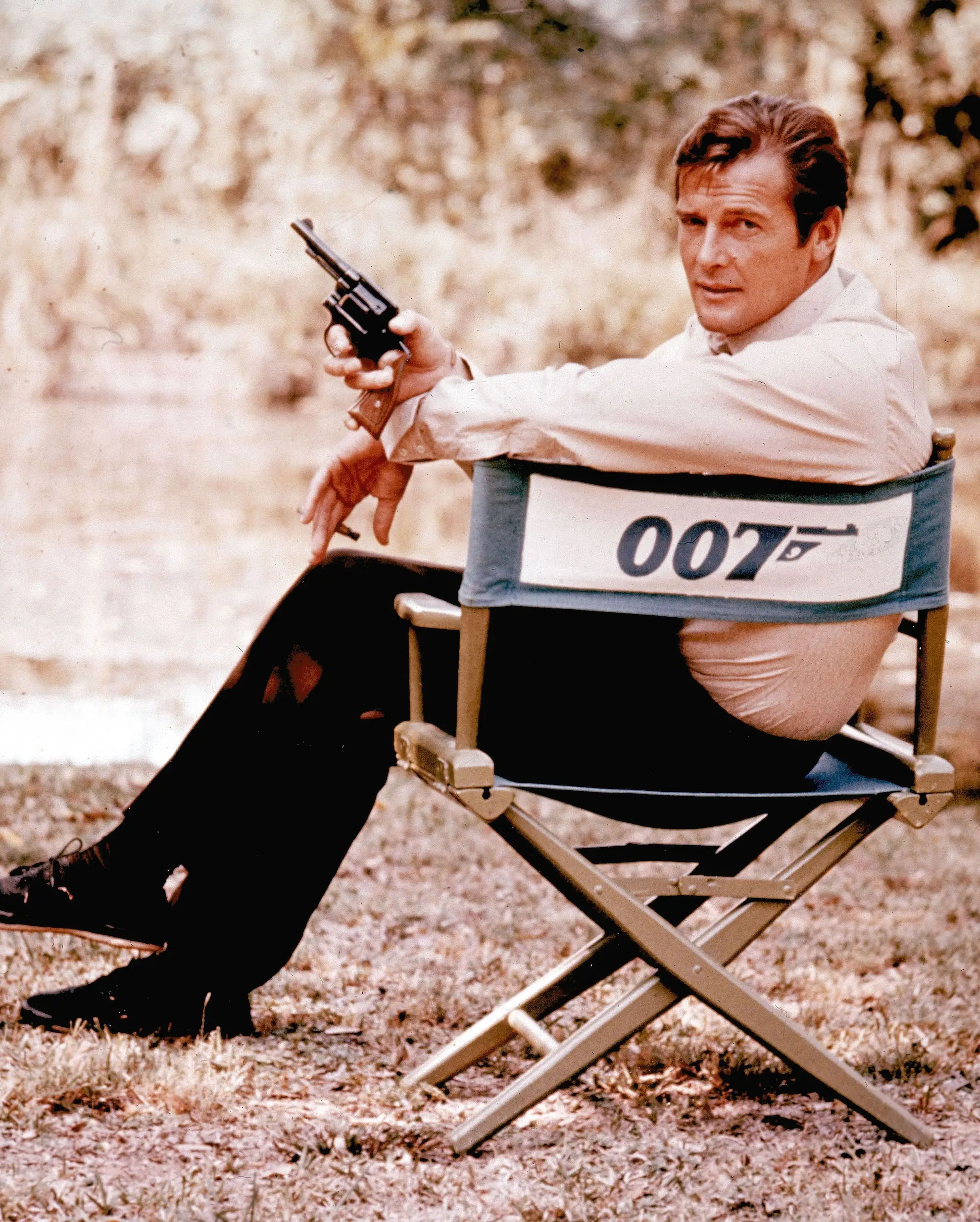 El actor británico Roger Moore, interpretando a James Bond en 1972.