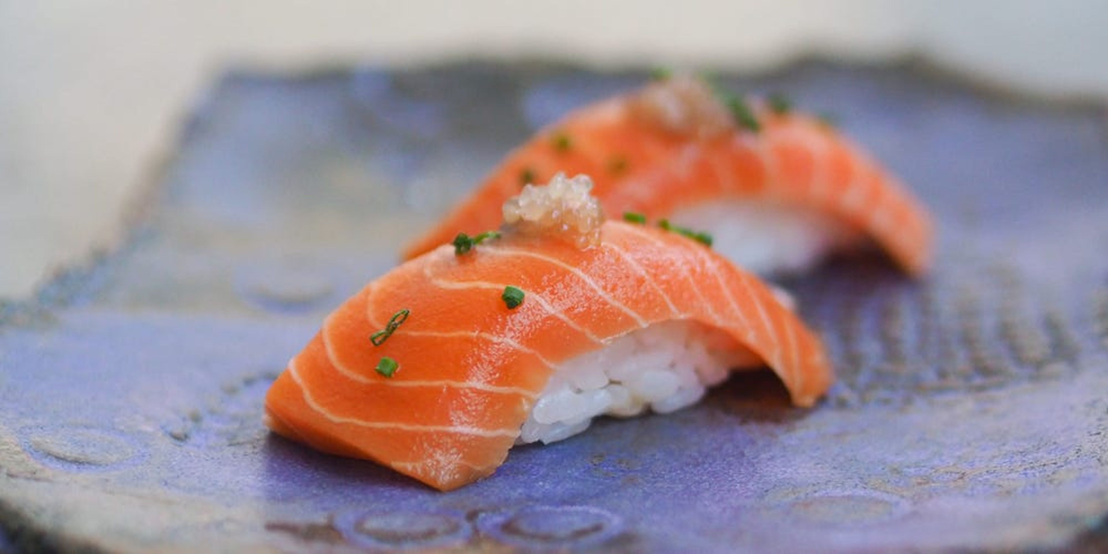 Salmón cultivado por Wildtype para sushi.