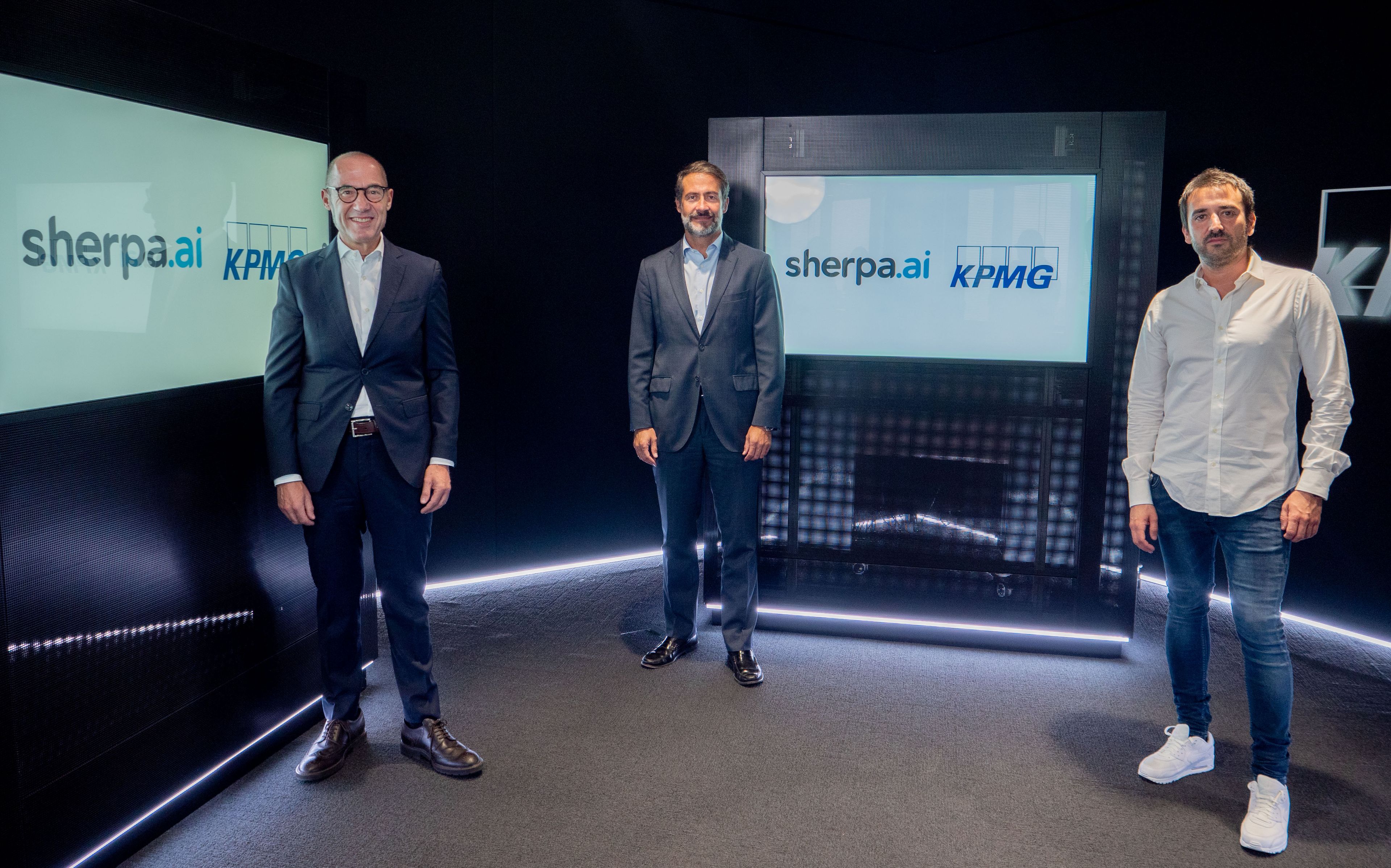 De izquierda a derecha: Luis Buzzi, socio responsable de KPMG Innovate en España, Juan José Cano, presidente de KPMG en España, y Xabi Uribe-Etxebarria, fundador y CEO de Sherpa.ai.