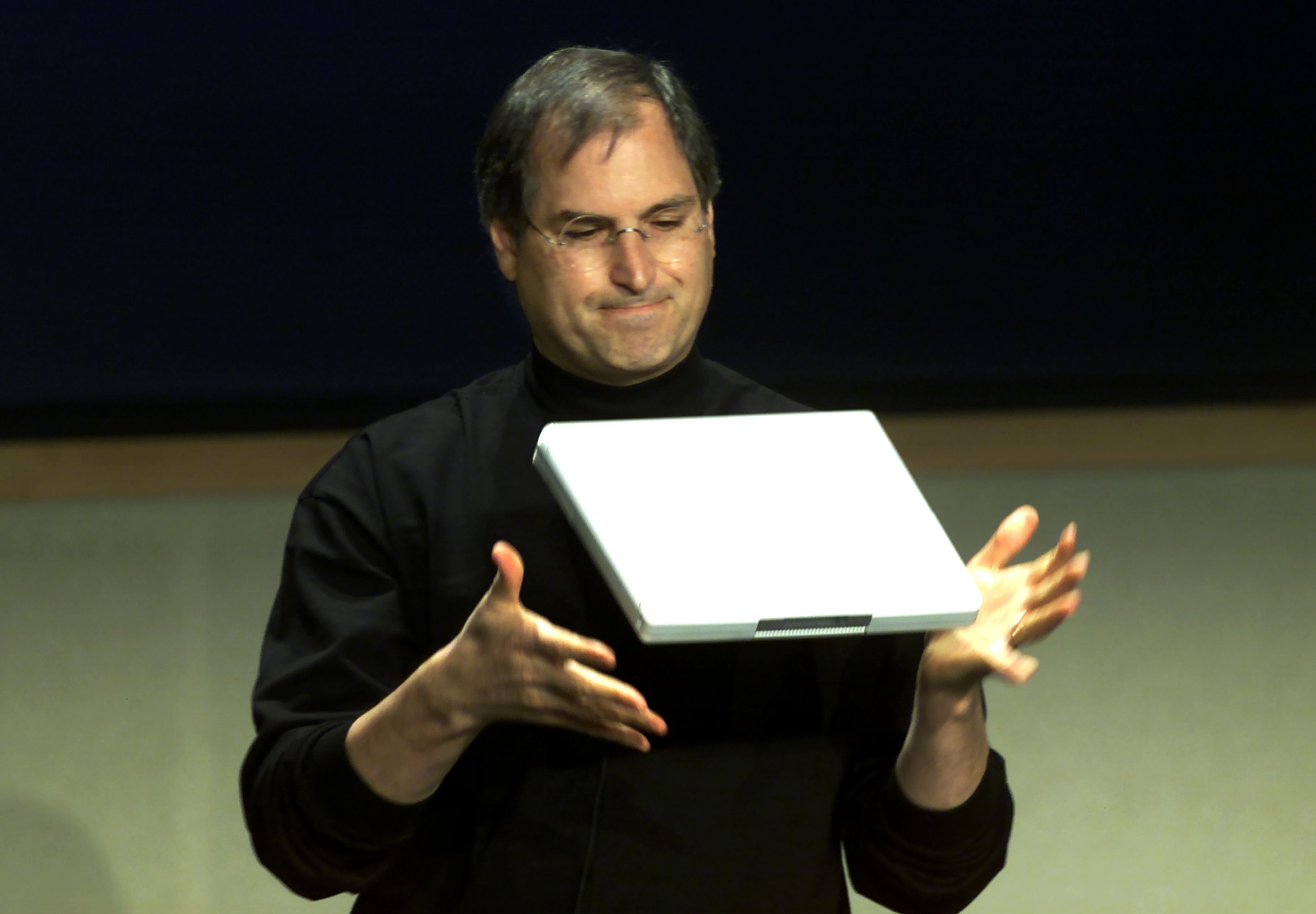 Steve Jobs en una foto de archivo de 2001 mostrando un iBook.
