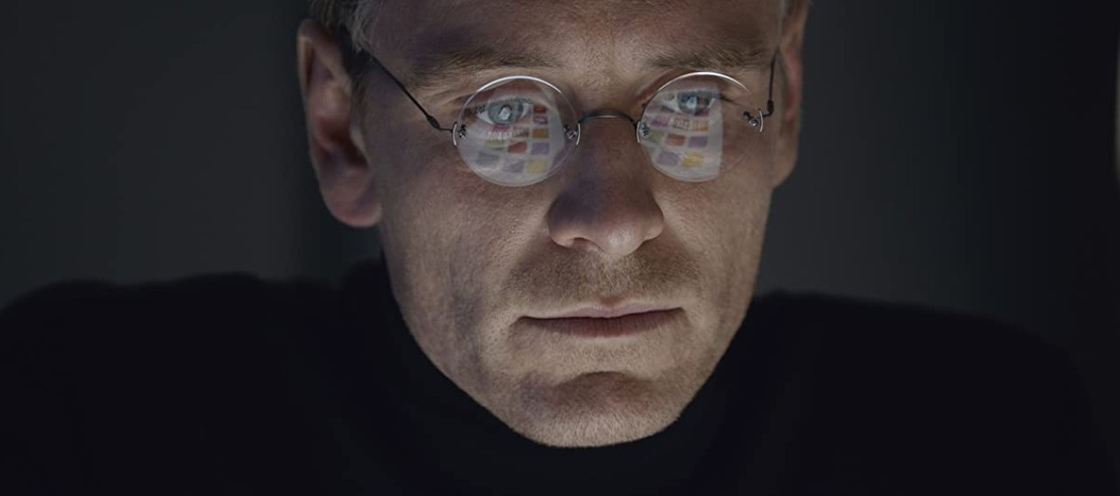 Michael Fassbender, caracterizado como Steve Jobs.