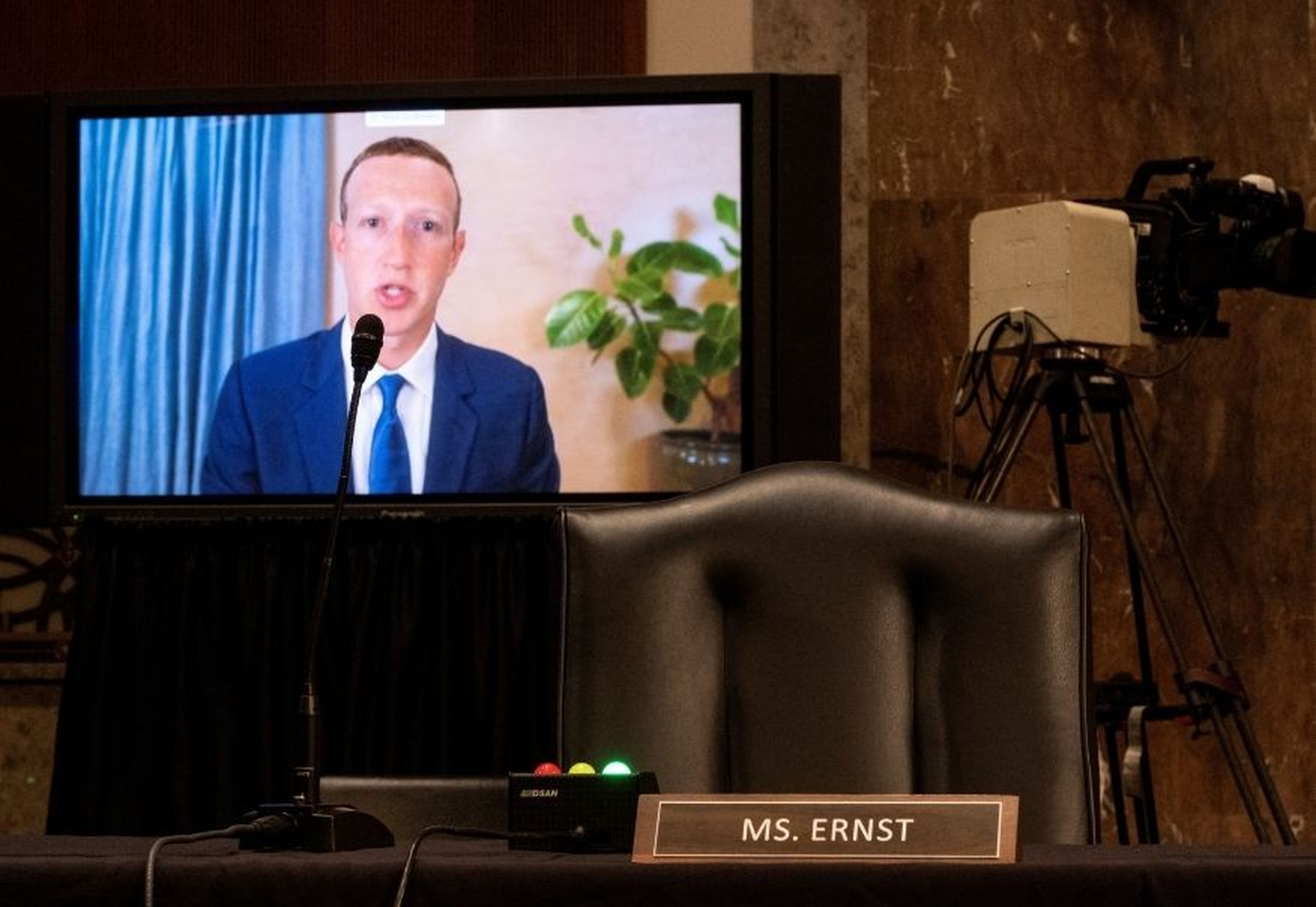 En la televisión, Mark Zuckerberg, CEO de Facebook.
