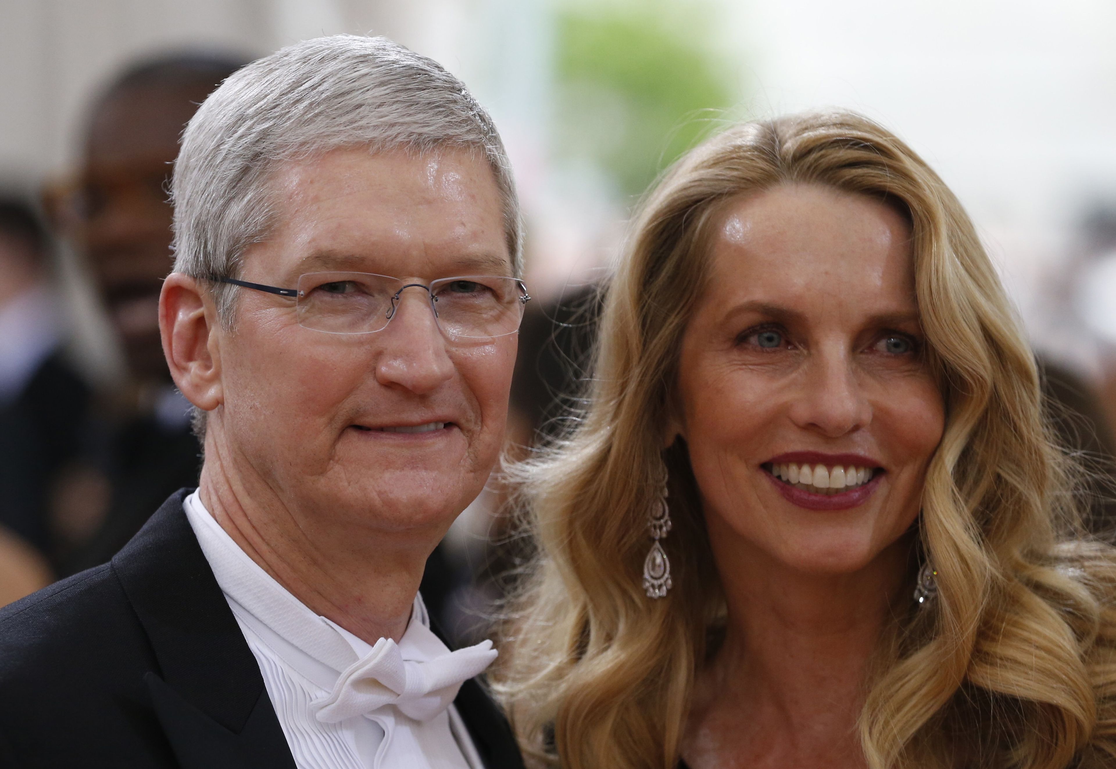 Tim Cook, CEO de Apple, junto a Laurene Powell, la viuda de Steve Jobs.