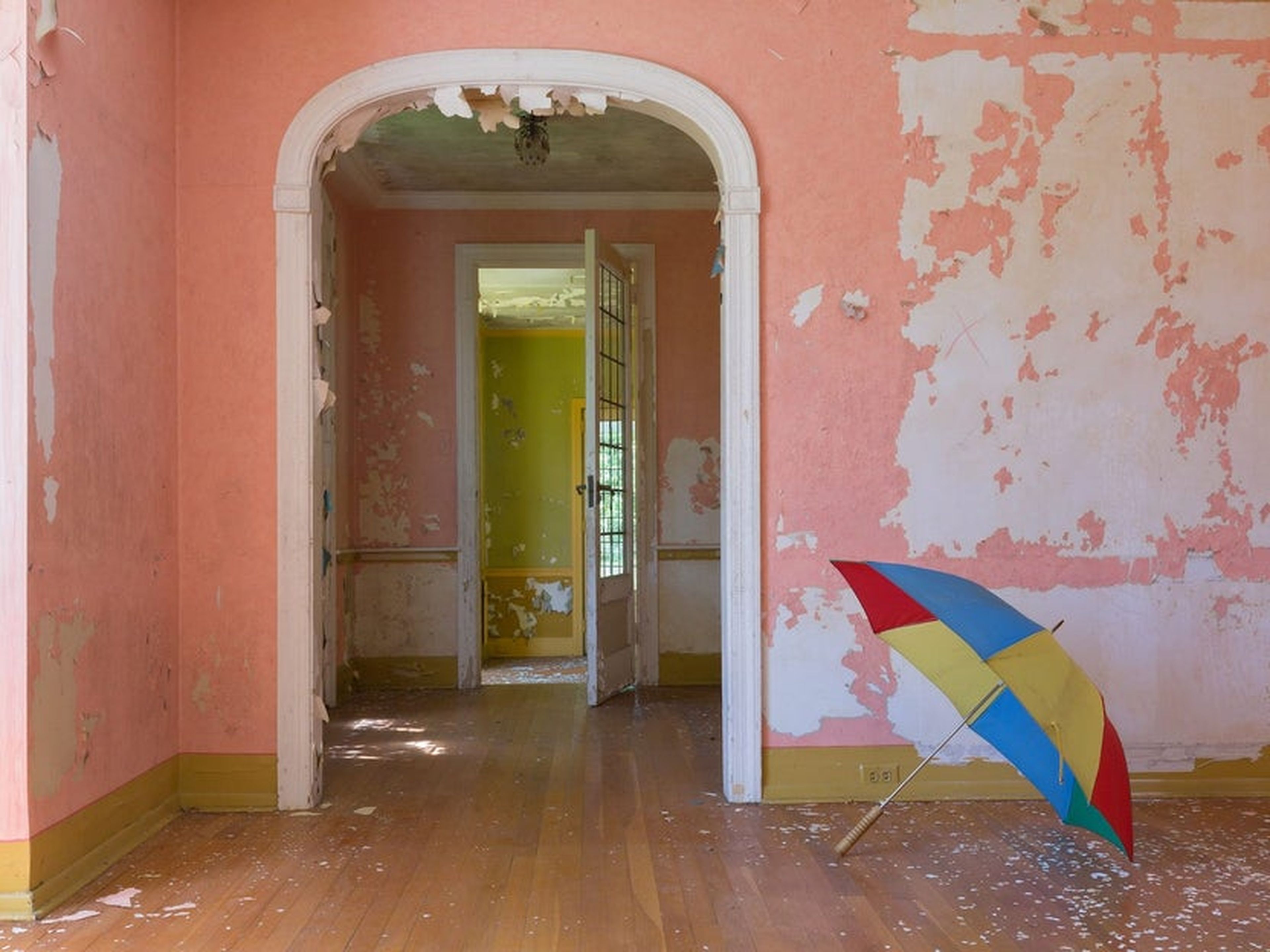 En toda la casa, el fotógrafo encontró cosas como un paraguas de colores, un juego de croquet y botellas de vino viejas.
