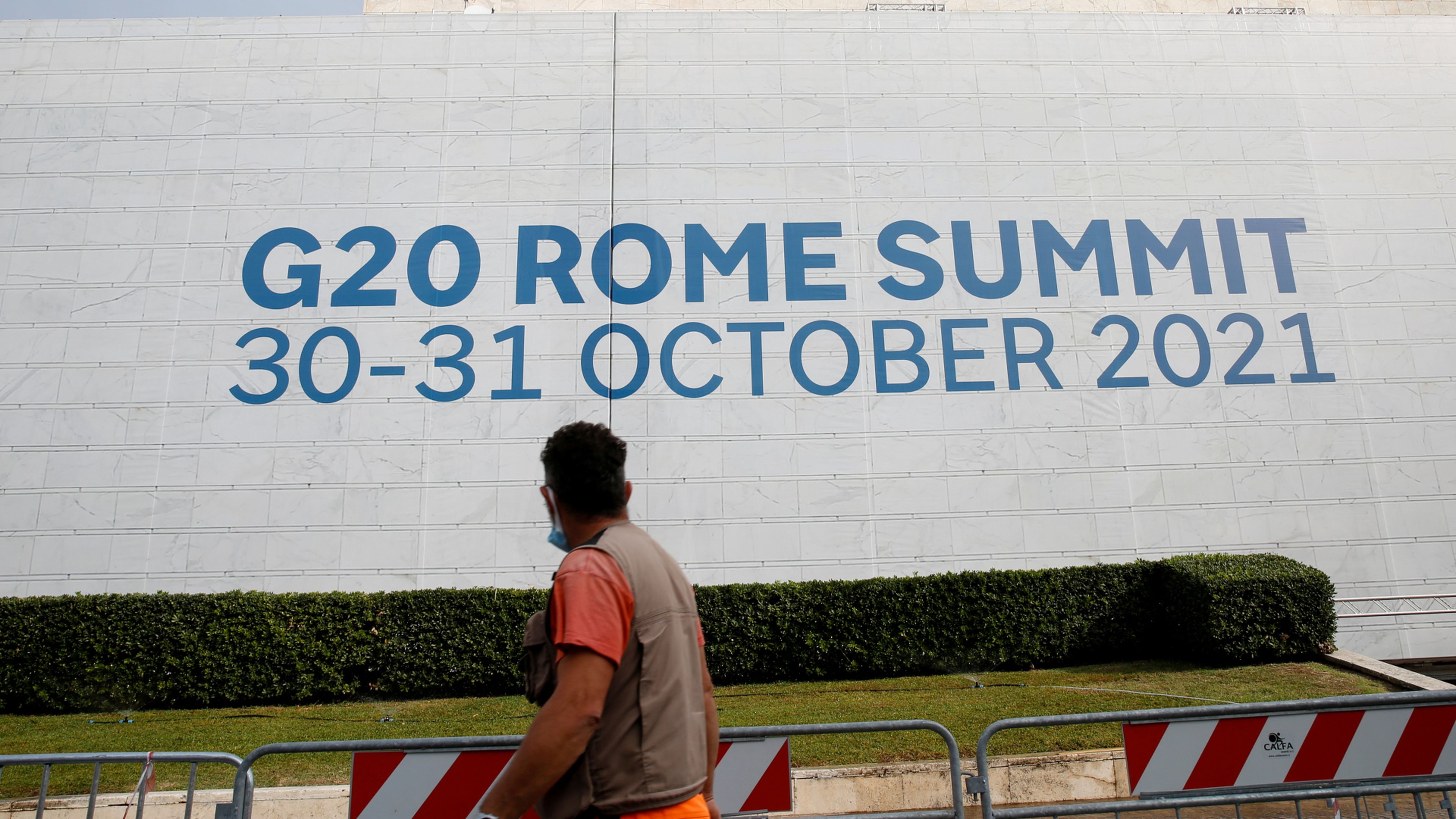 Un trabajador ante el edificio que alberga la cumbre de jefes de Estado y de Gobierno de Roma (Italia)