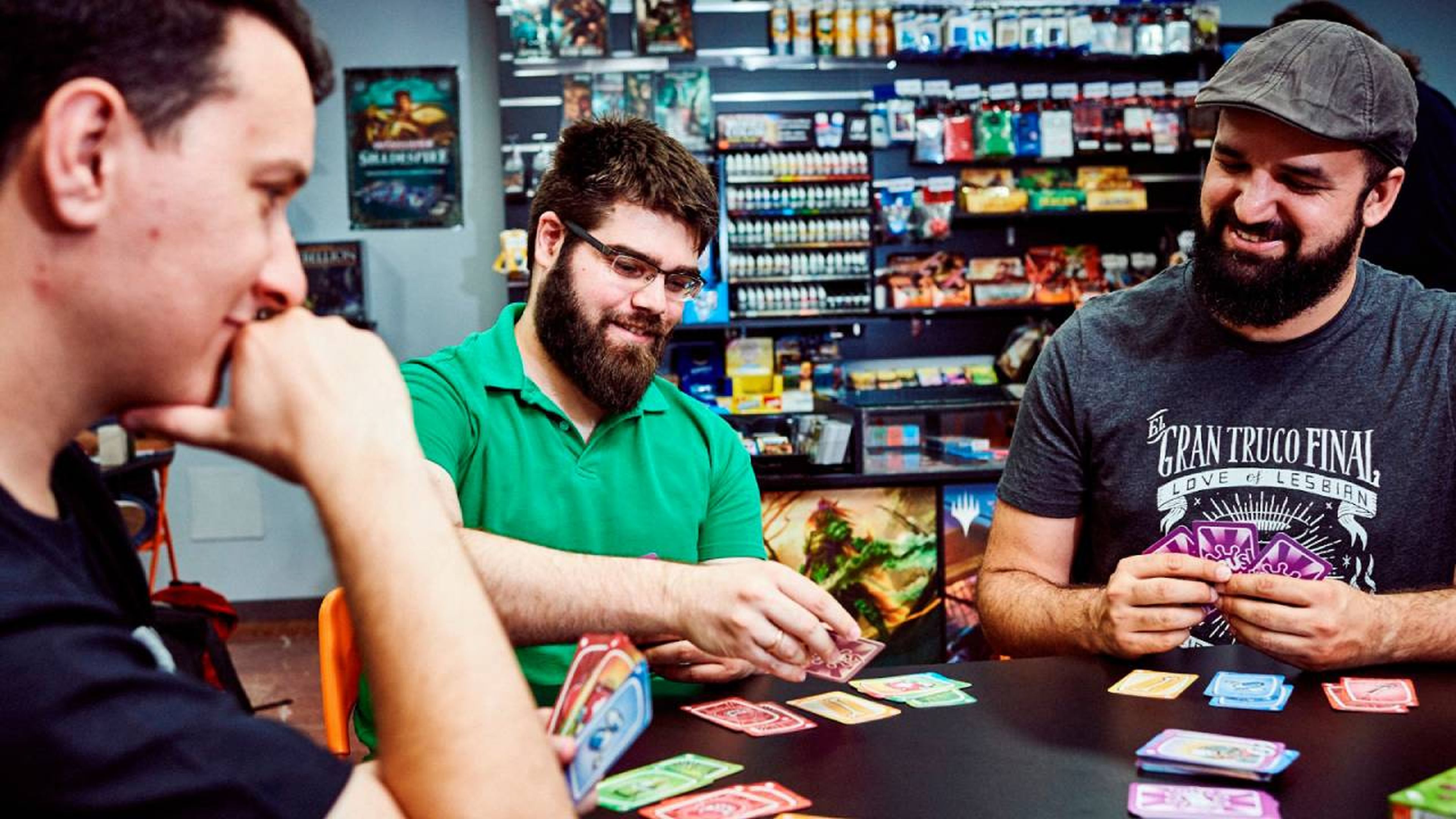 De izquierda a derecha: Domingo Cabrero, Carlos López y Santi Santisteban, creadoras del exitoso 'Virus!' y de la editora de juegos de mesa Tranjis Games.