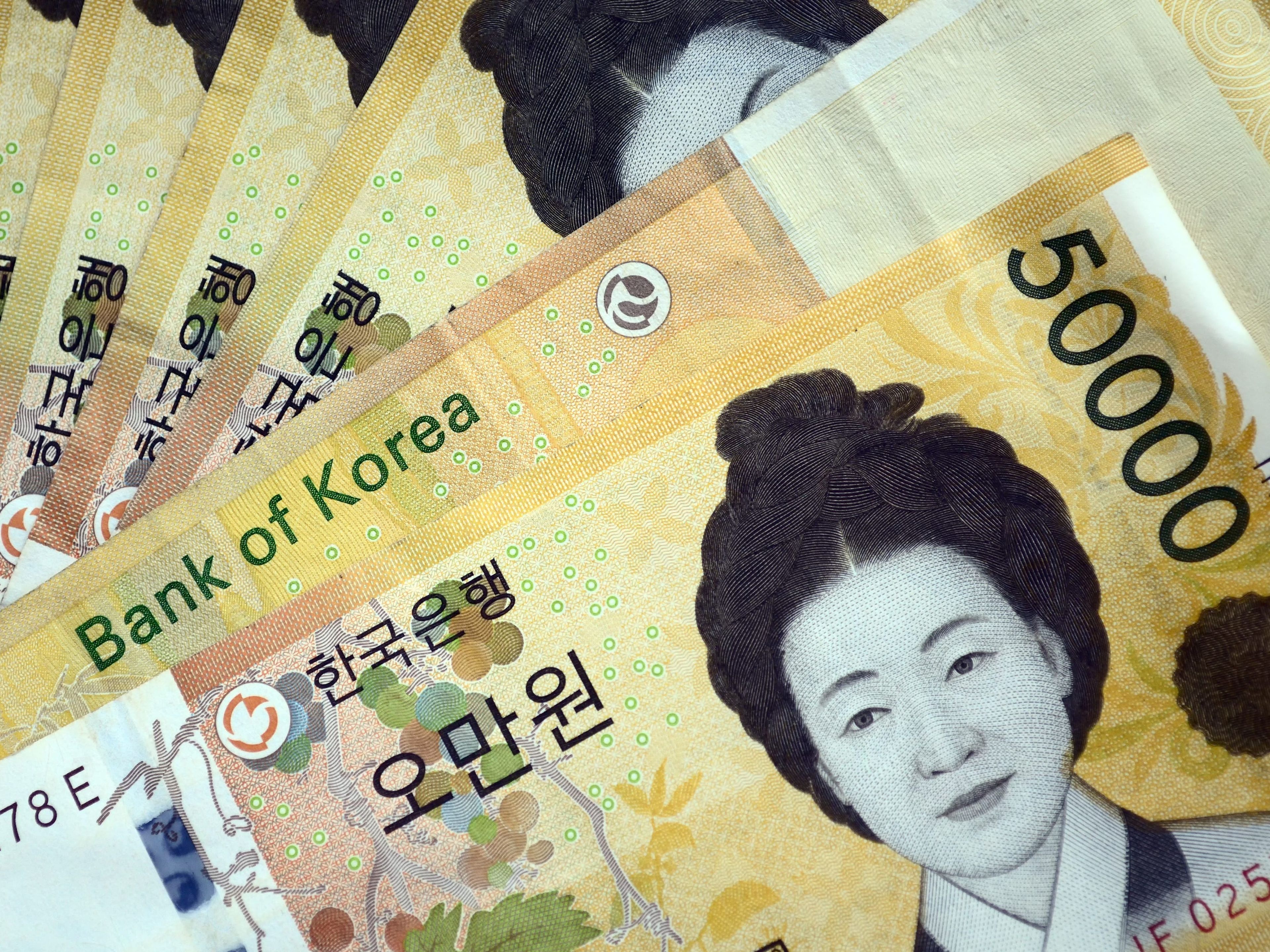 El endeudamiento de los hogares surcoreanos superó los 1,5 billones de dólares en agosto, alcanzando cifras récord e impulsando a los bancos a imponer tipos de interés más altos para frenar el gasto imprudente.