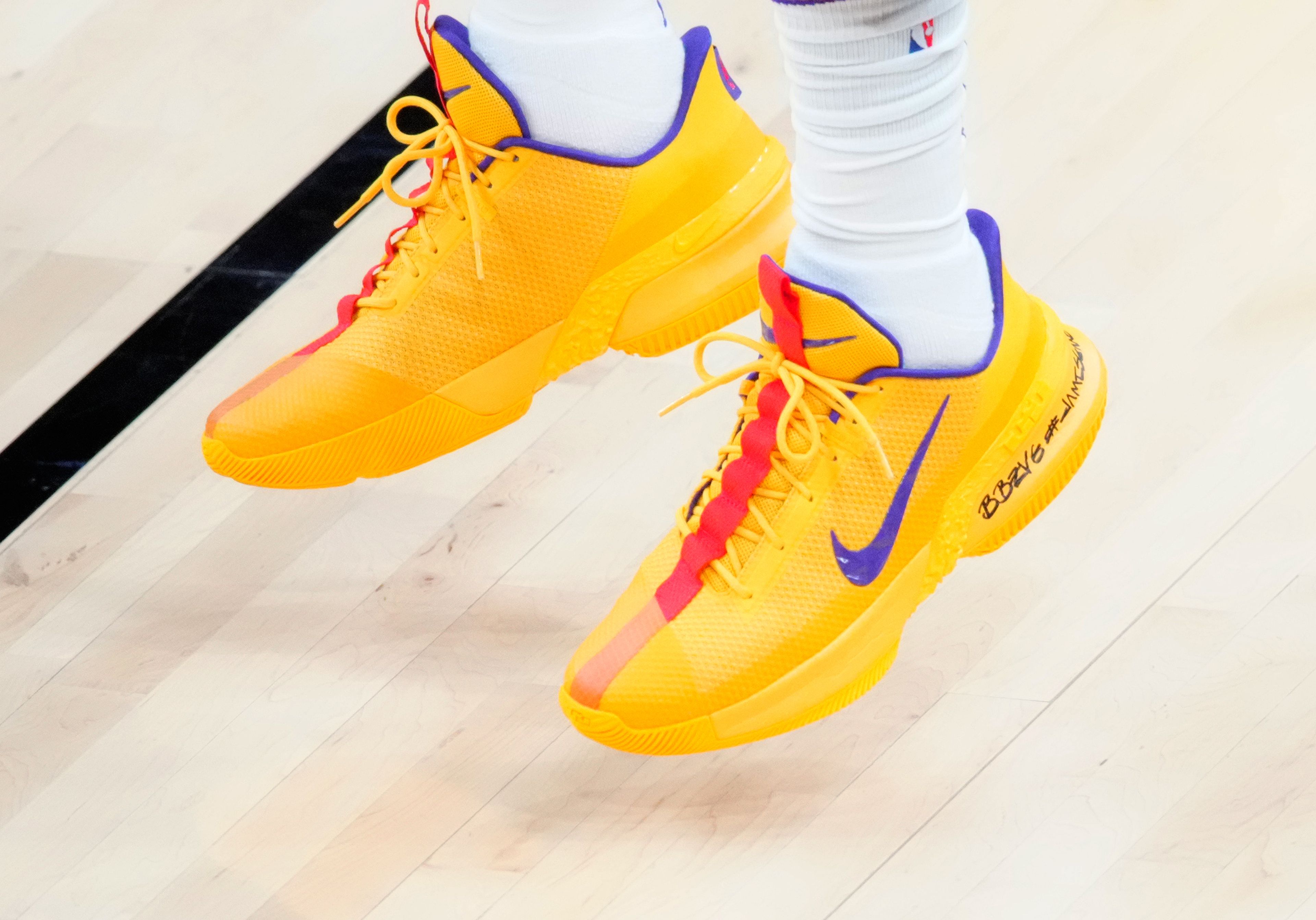 Las zapatillas Nike de Lebron James en un partido con Los Ángeles Lakers.