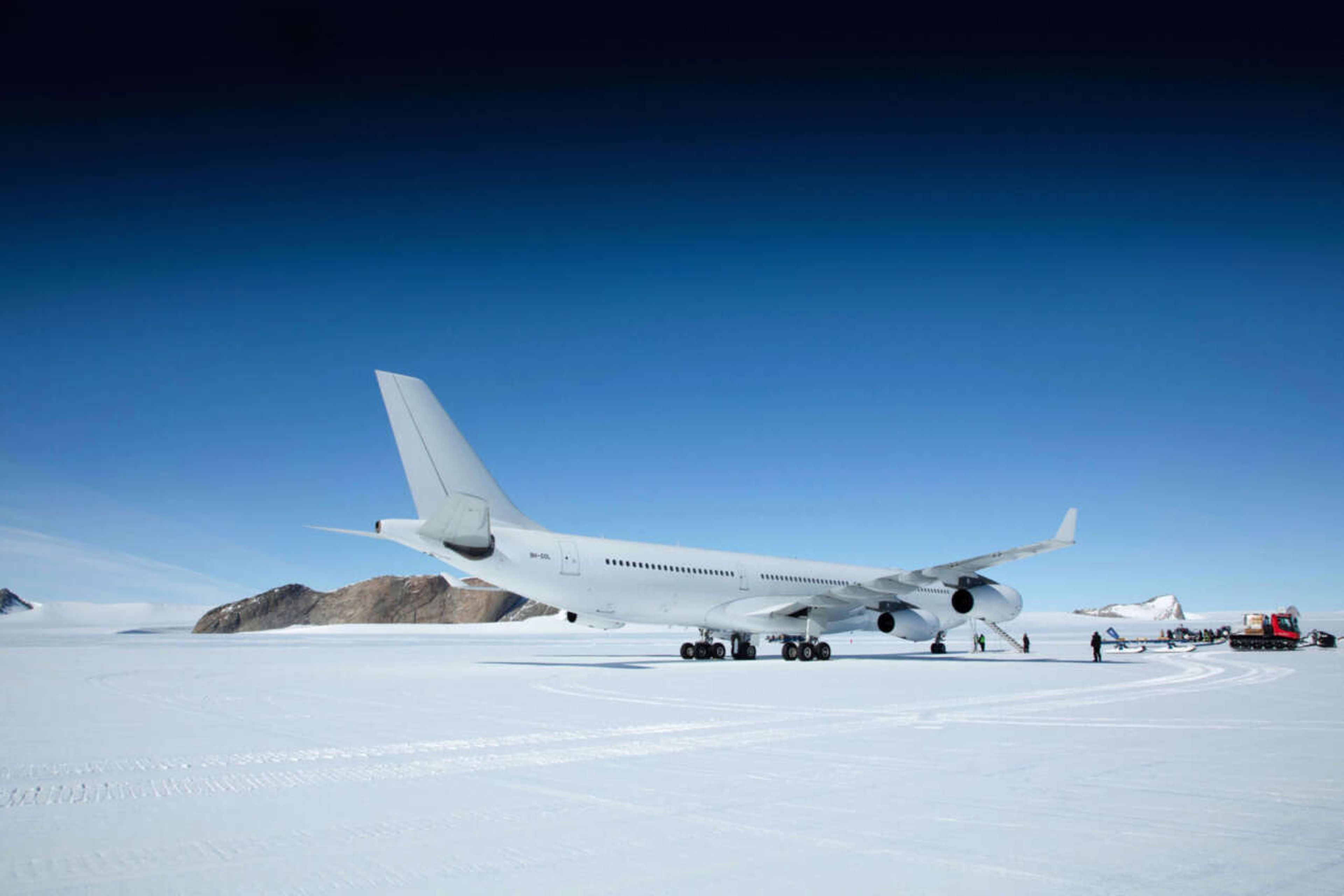 El A340 de Hi Fly tomando en la Antártida