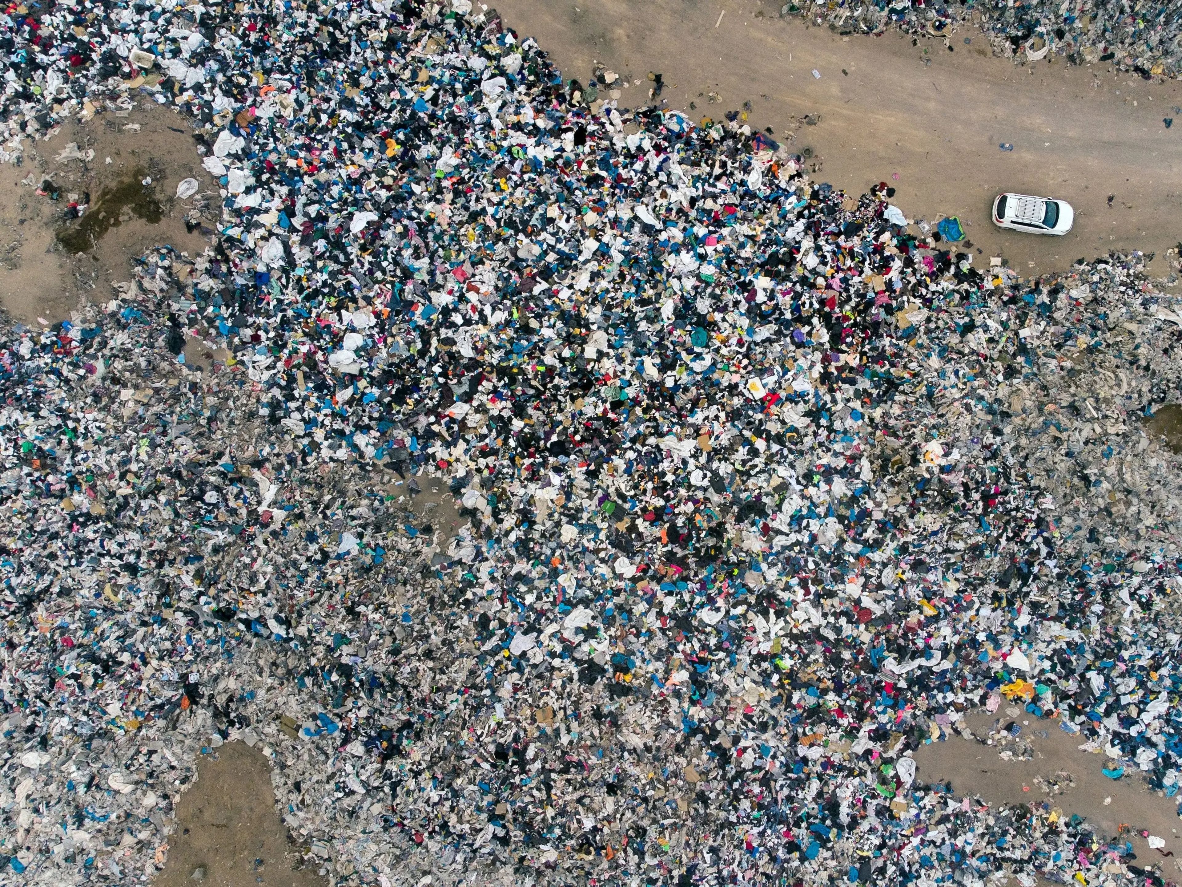 Vista aérea de ropa usada descartada en el desierto de Atacama en Chile.