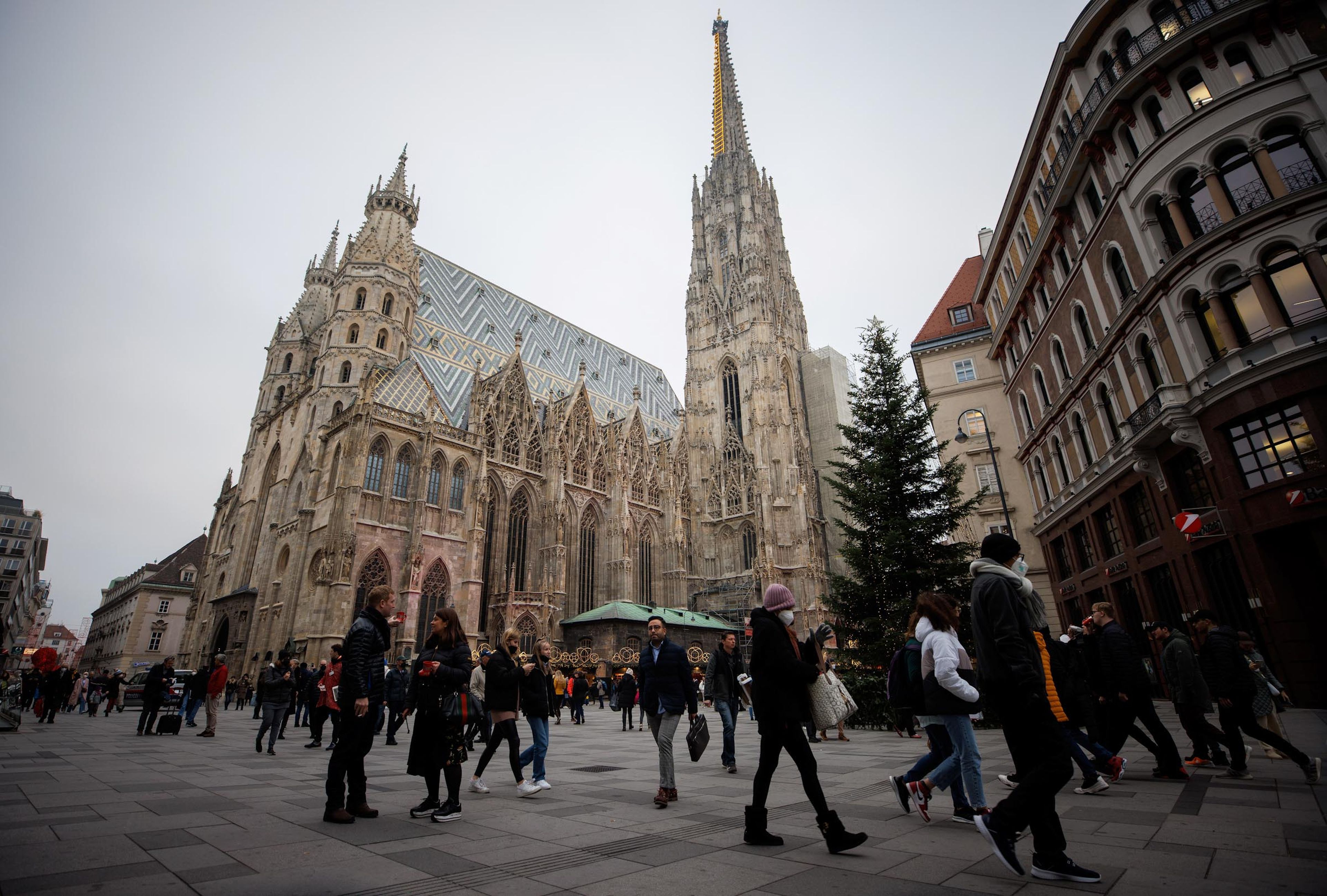 Gente pasea por Viena, Austria, antes del anuncio del confinamiento por COVID-19.