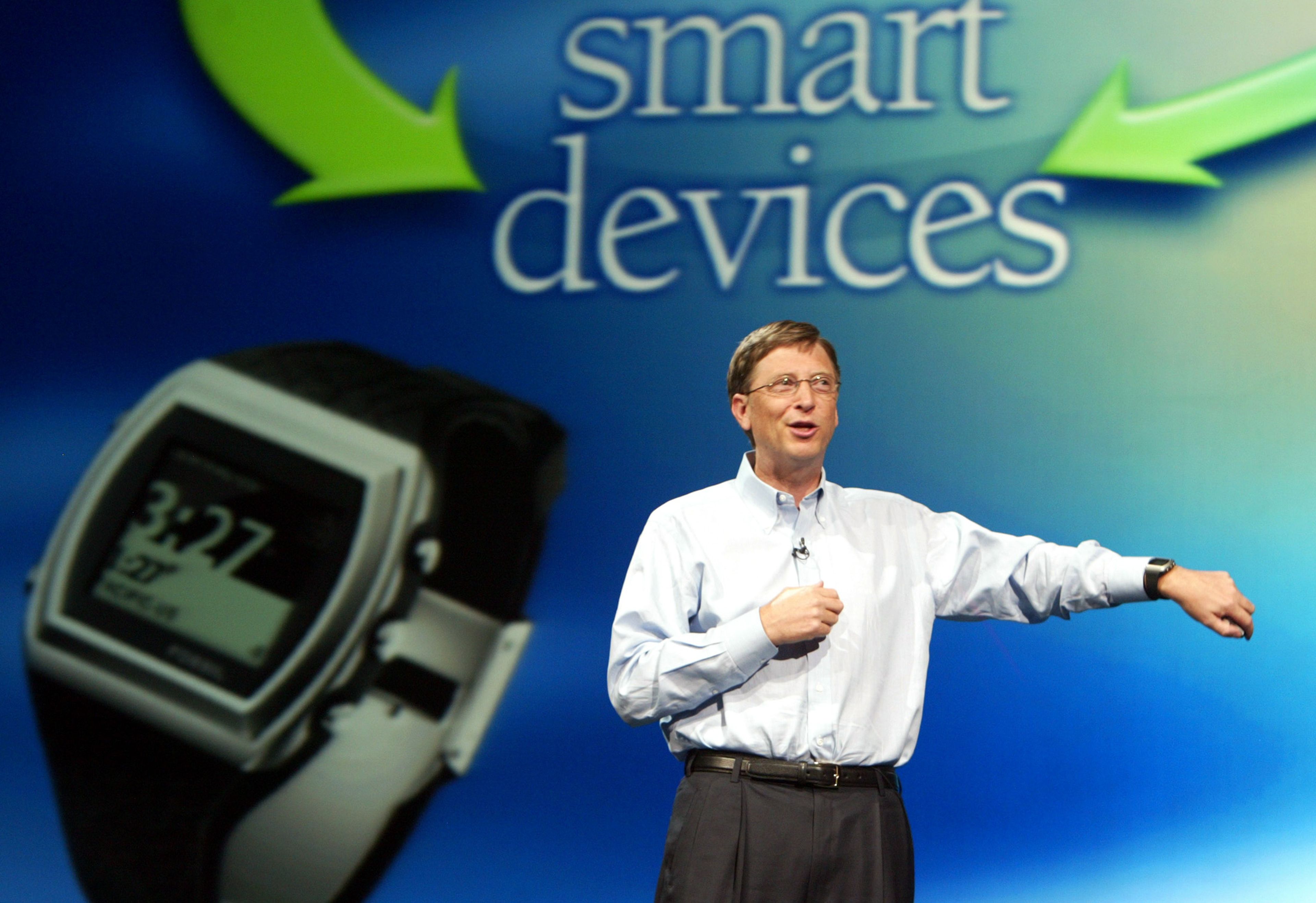 Bill Gates presenta un reloj inteligente en 2003.