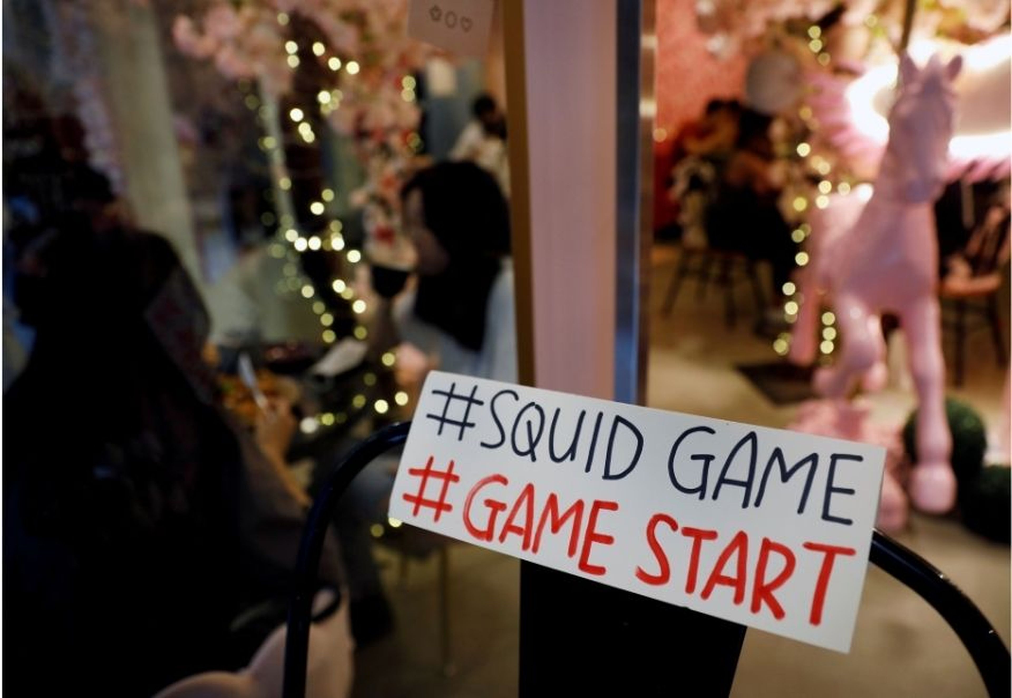 Un cartel en una cafetería de Singapur indica que El juego del calamar comienza.